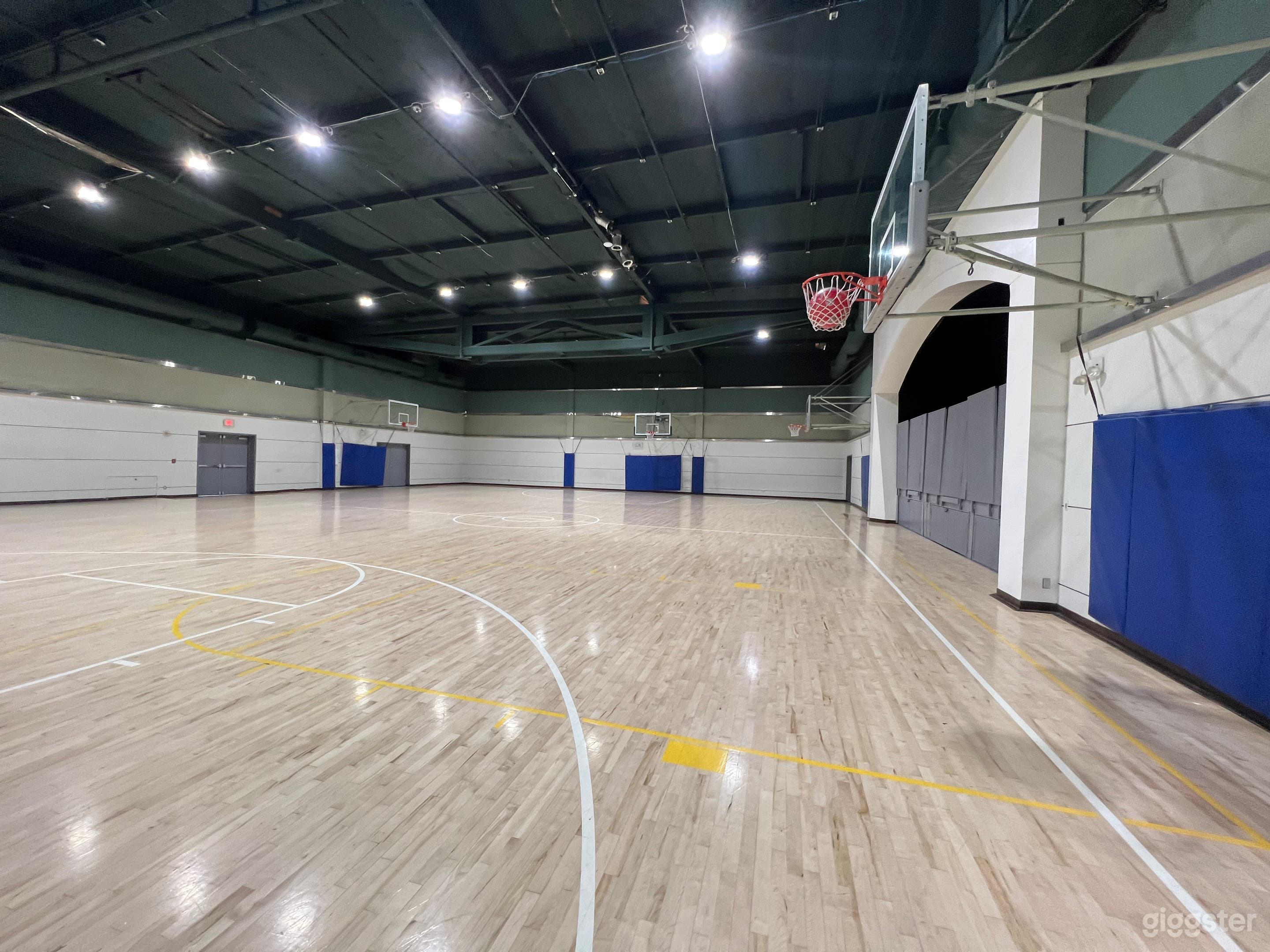 Multiple indoor basketball and gym for filming Photo 4