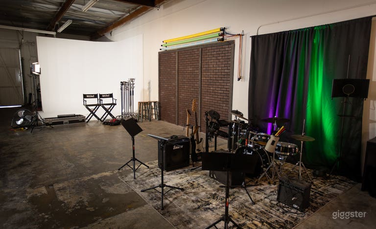  * Spacious 1700 sqft
* Available for you! 