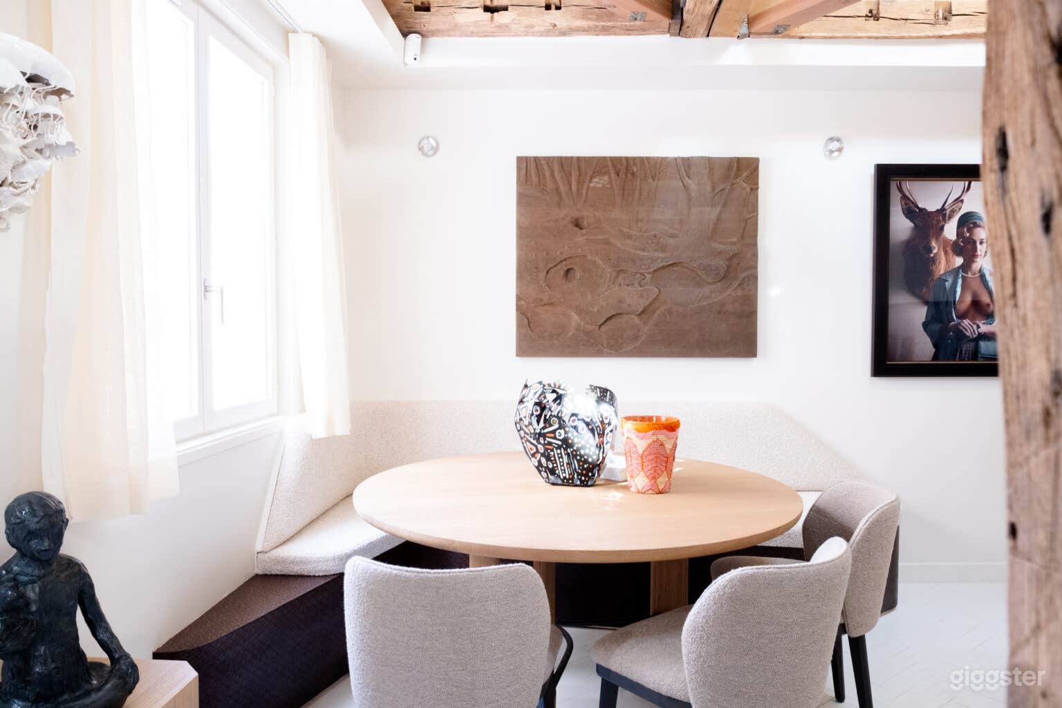 Photo de Loft parisien élégant avec lumière naturelle 4
