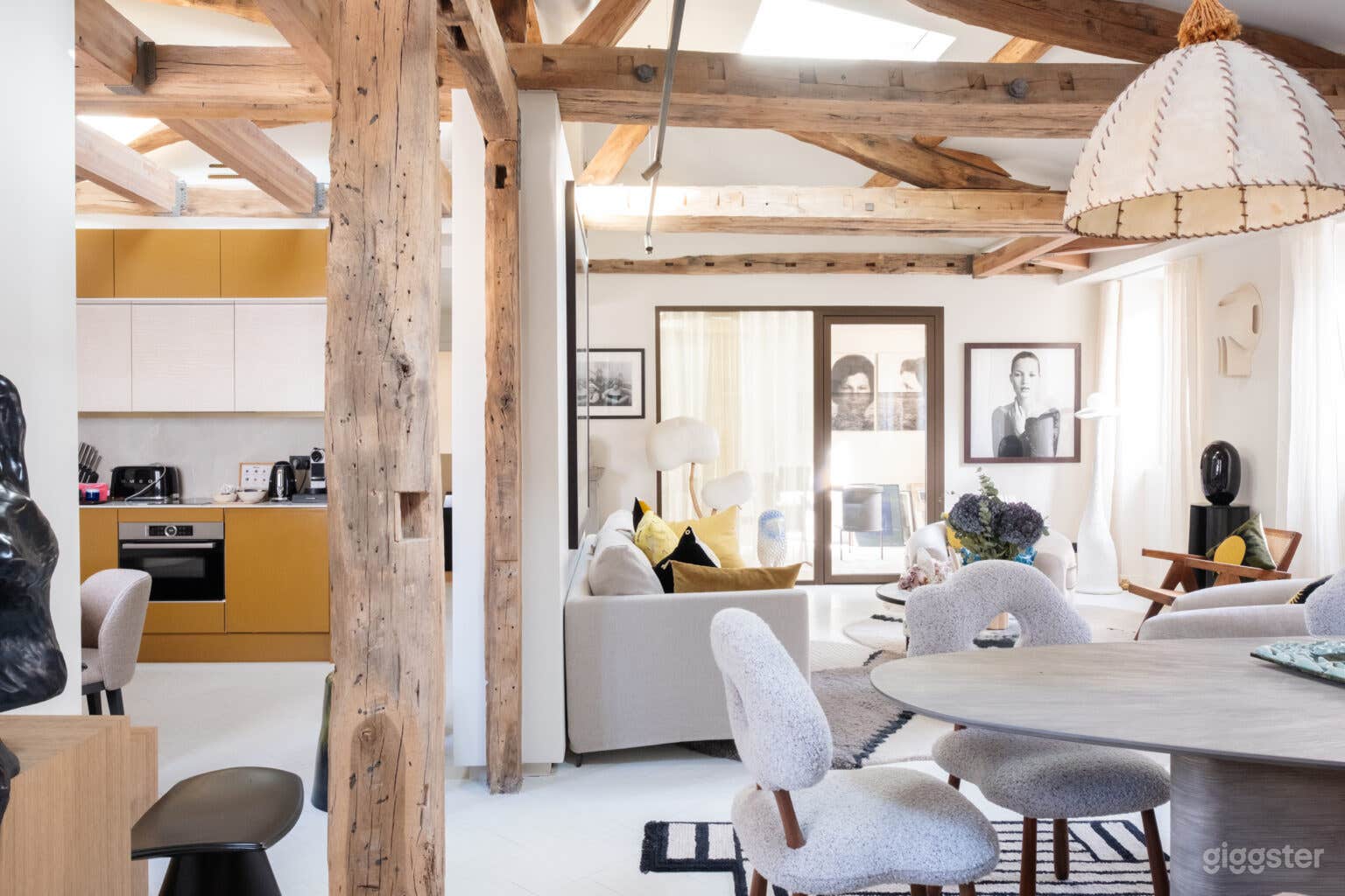 Photo de Loft parisien élégant avec lumière naturelle 3