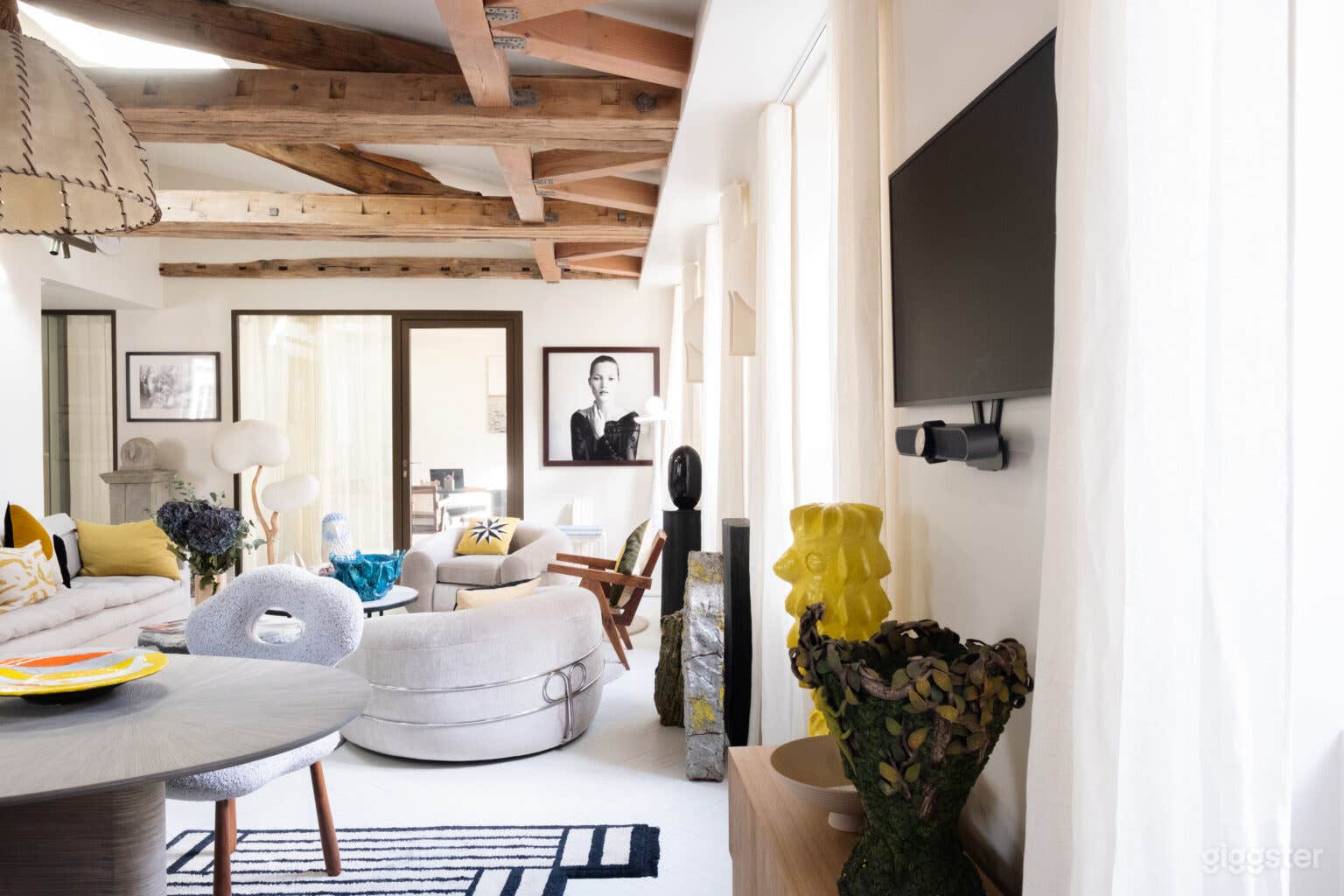 Photo de Loft parisien élégant avec lumière naturelle 2