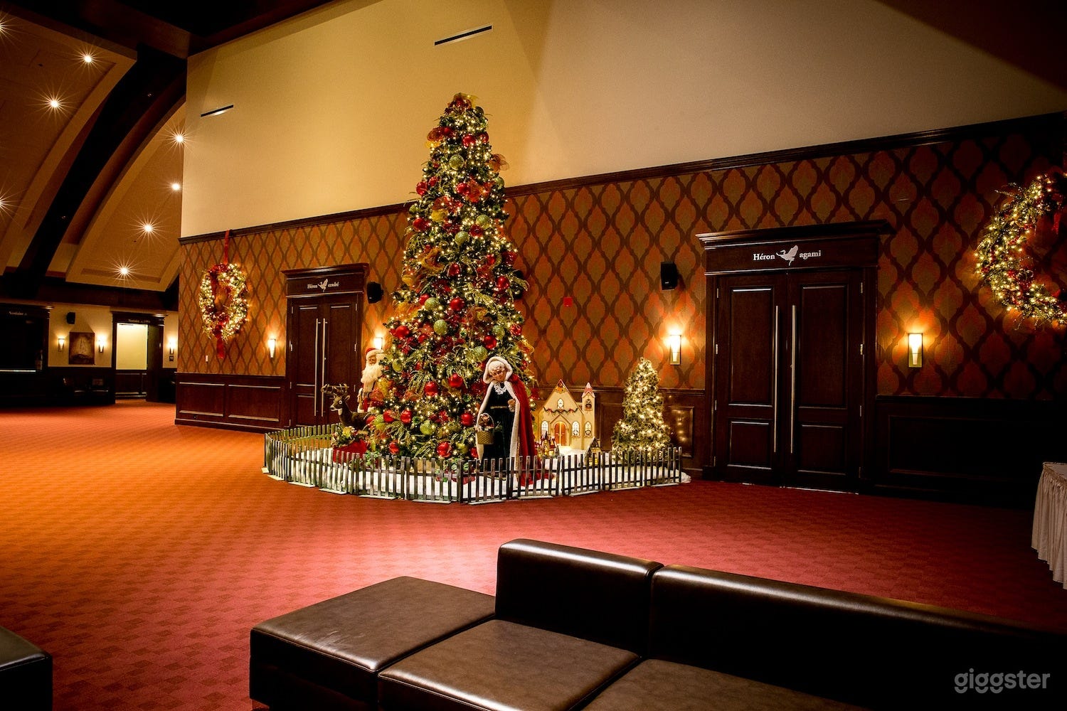 SOPHISTICATED LOBBY AREA Photo 3