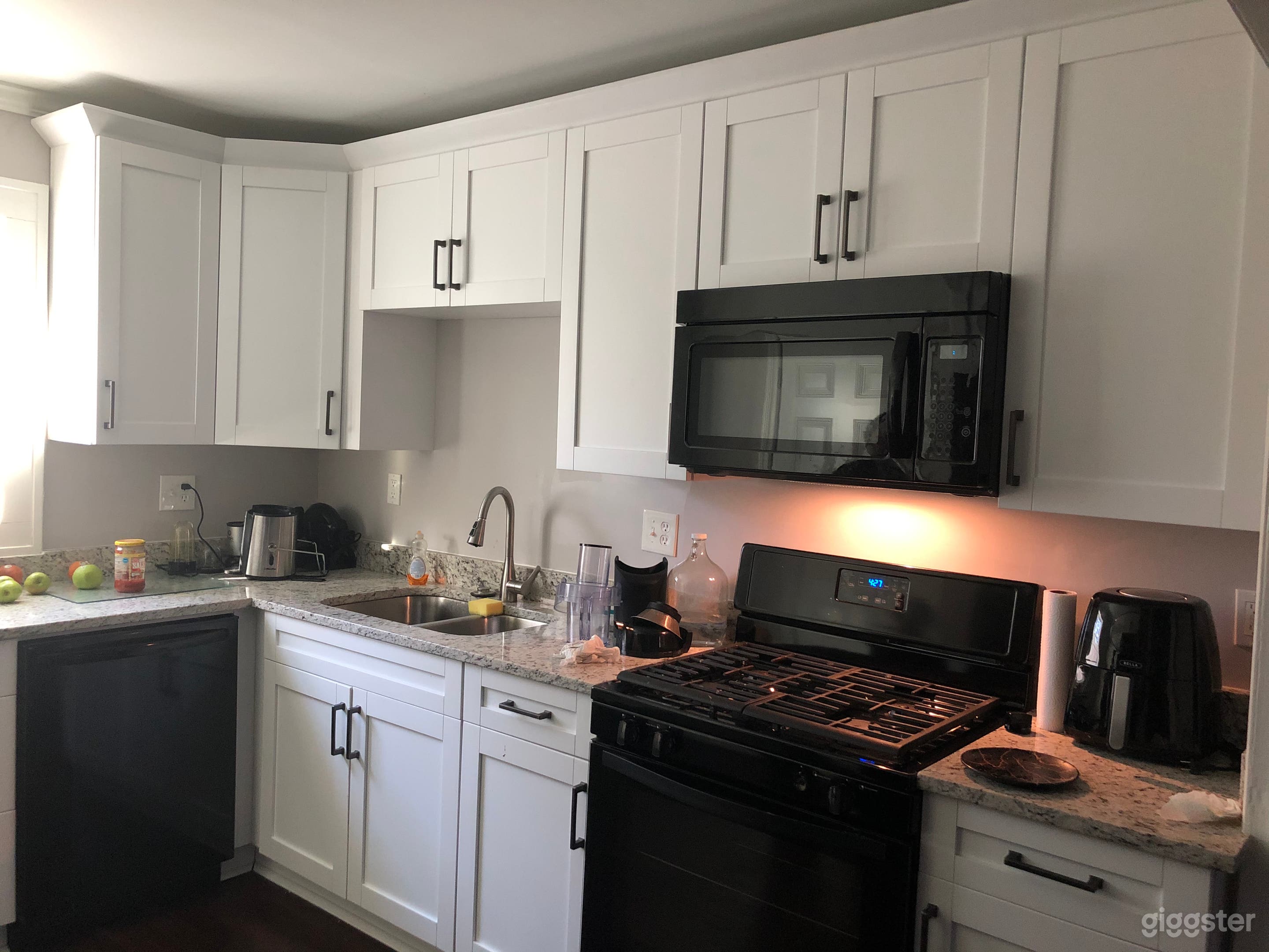 Modern Atlanta Home For Filming. Photo 2