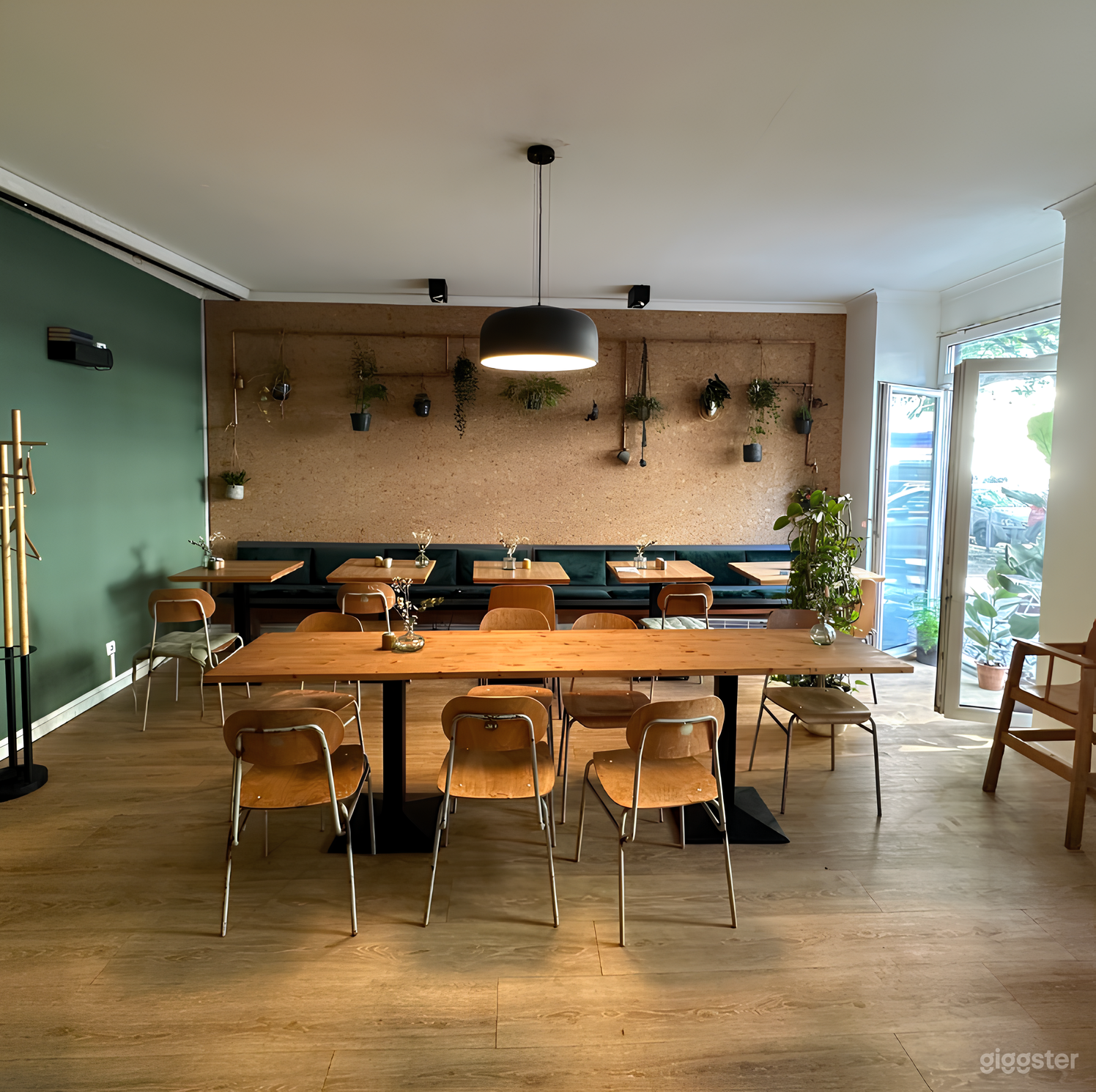  Gemütliches, modernes Café & Tagungsraum mit Außenterrasse Foto 1