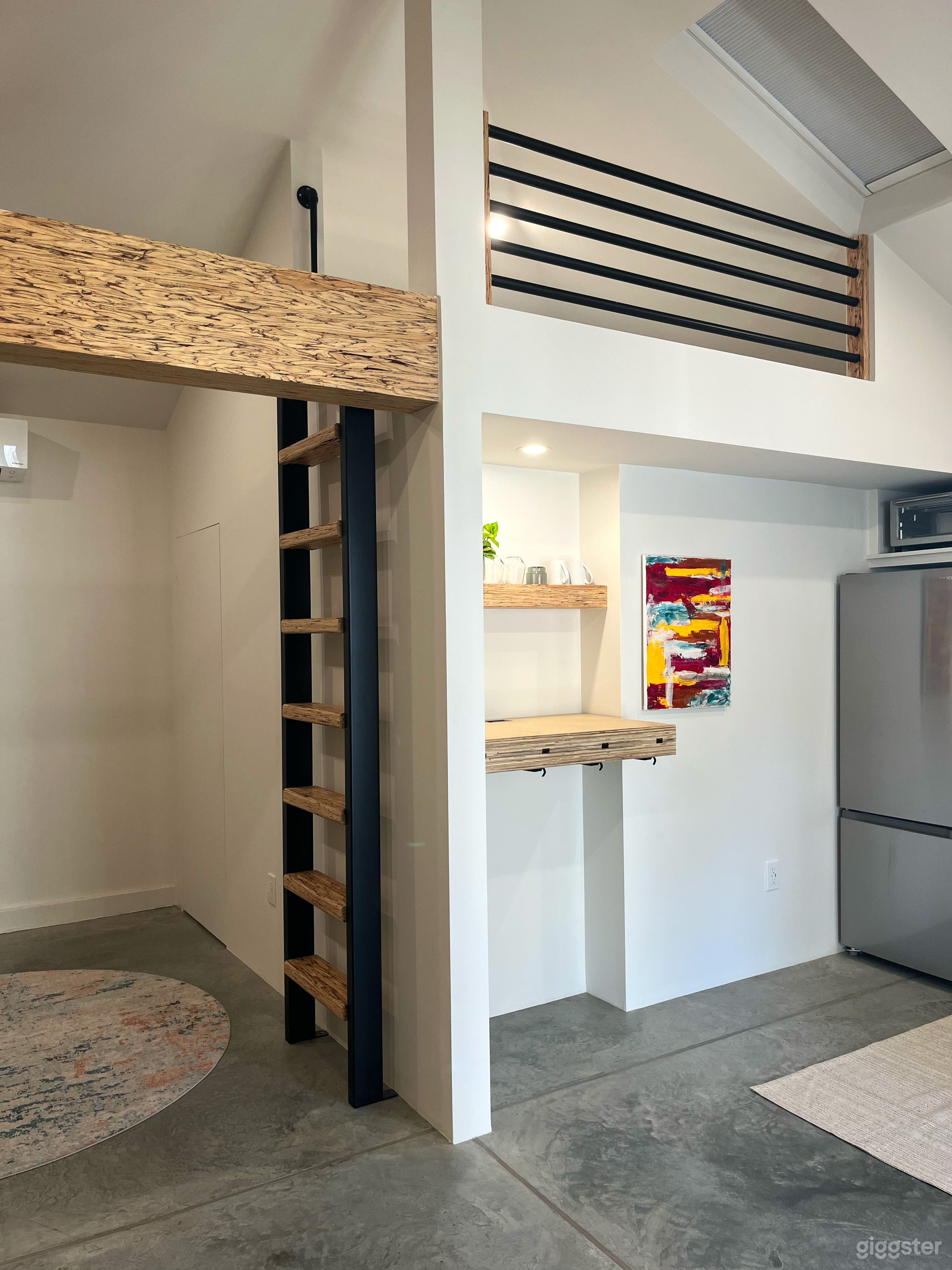 Modern Artist Loft Photo 2