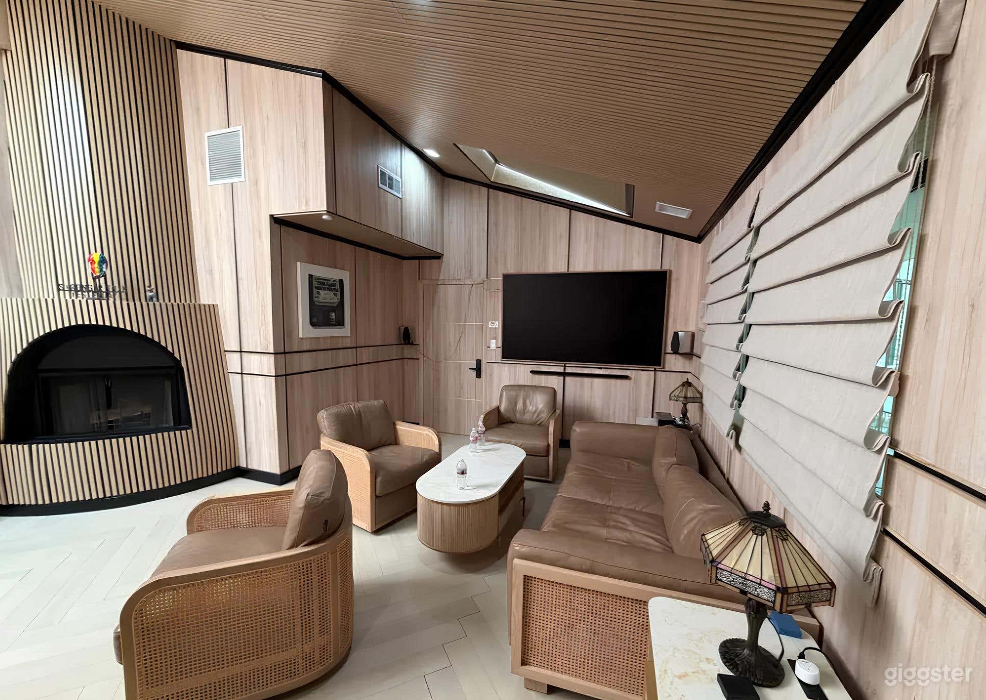 Classic Office with Leather Couches Photo 2