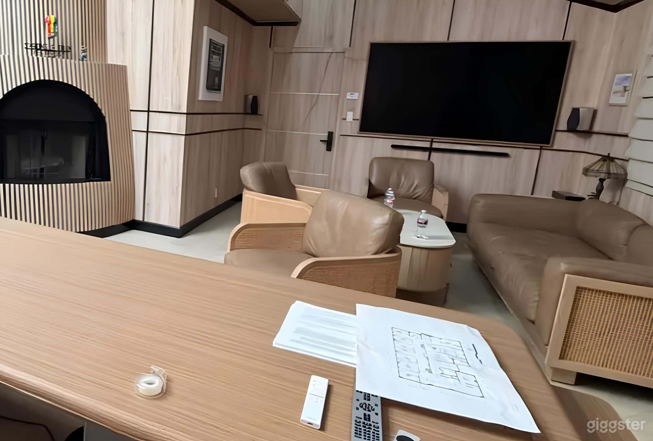 Classic Office with Leather Couches Photo 3