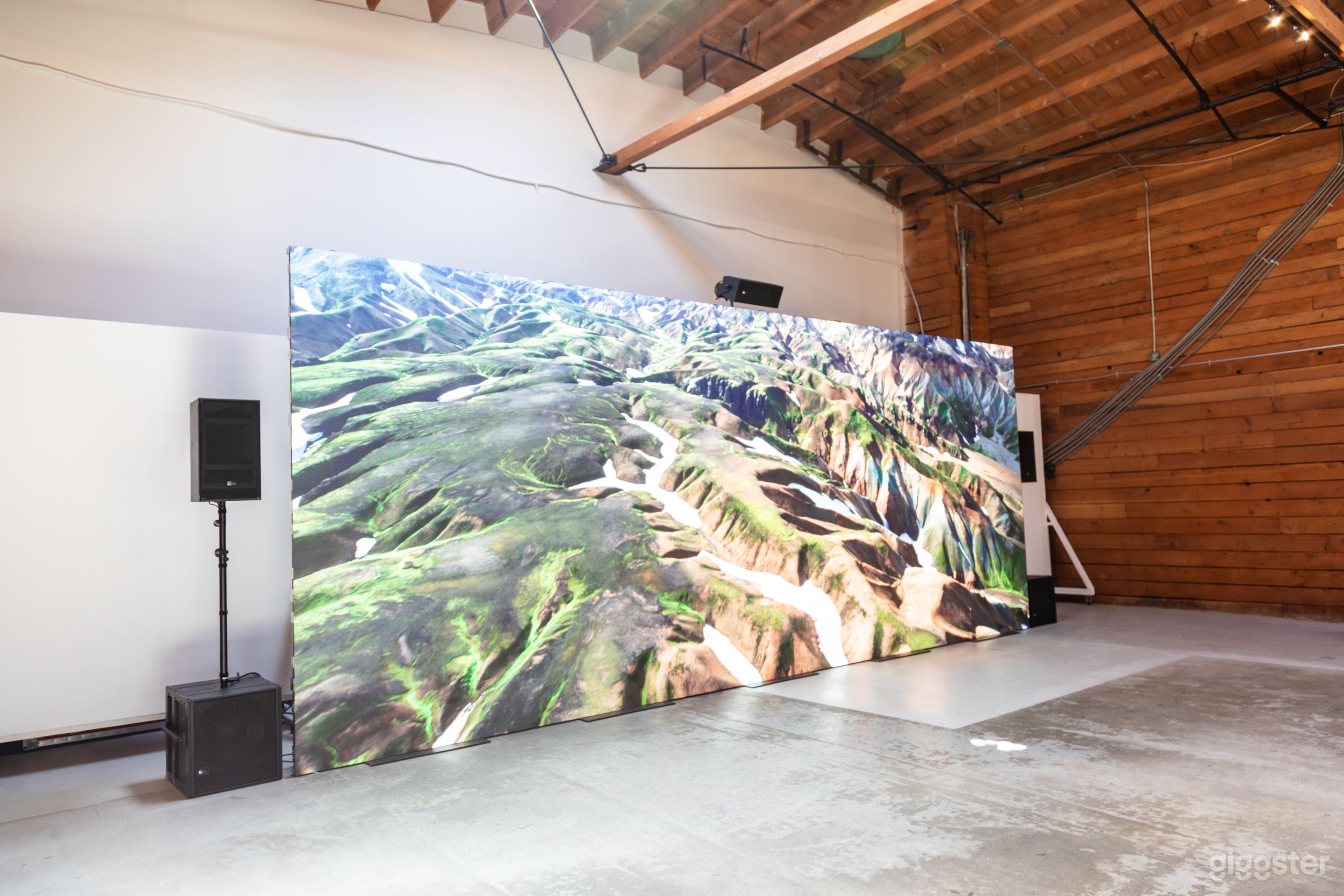 Cable-free LED wall with Meyer Sound system