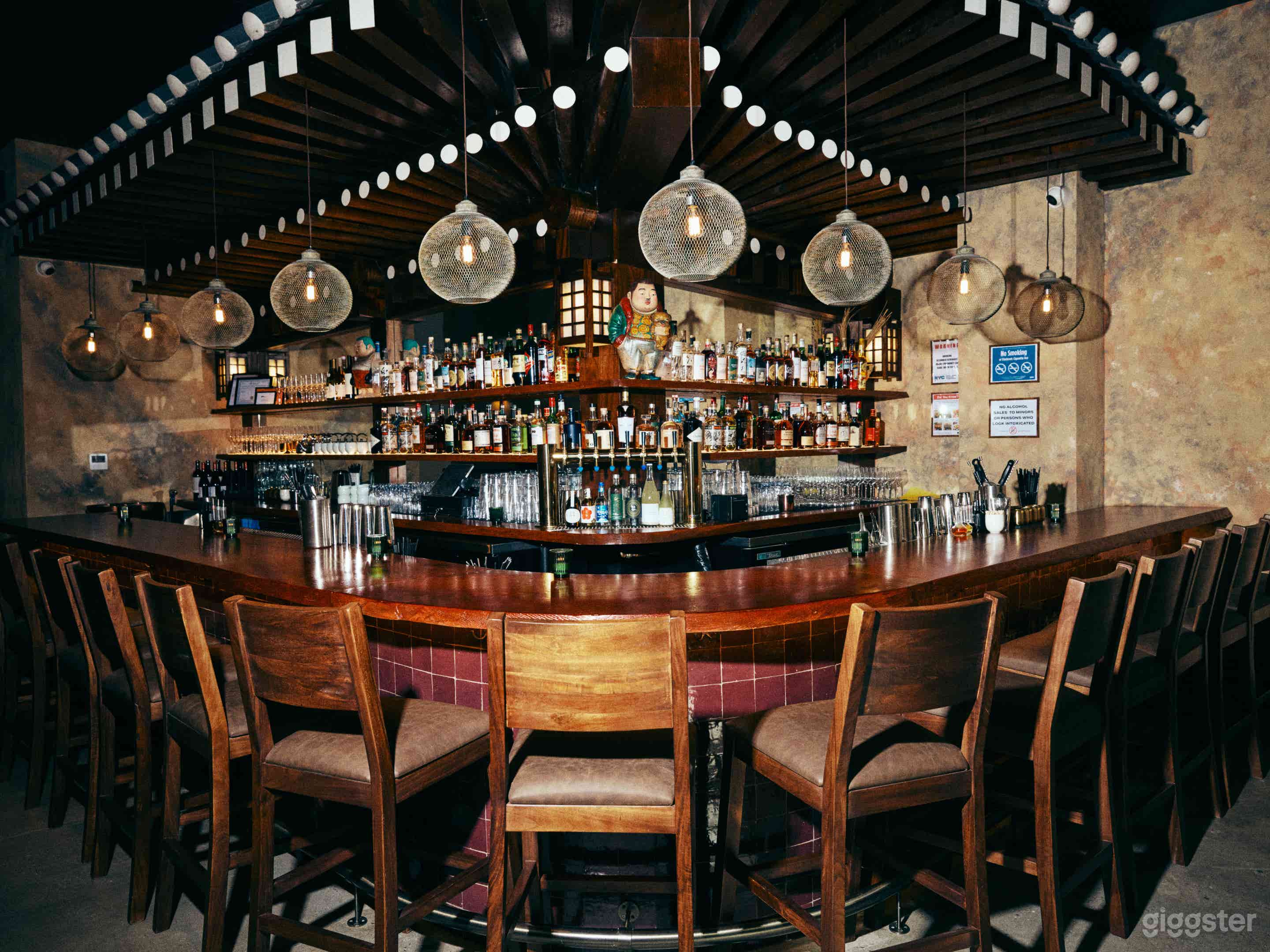 Full view of L-shaped main bar