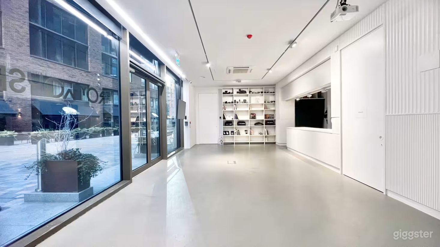 Stunning Gallery Space for Various Events Photo 2