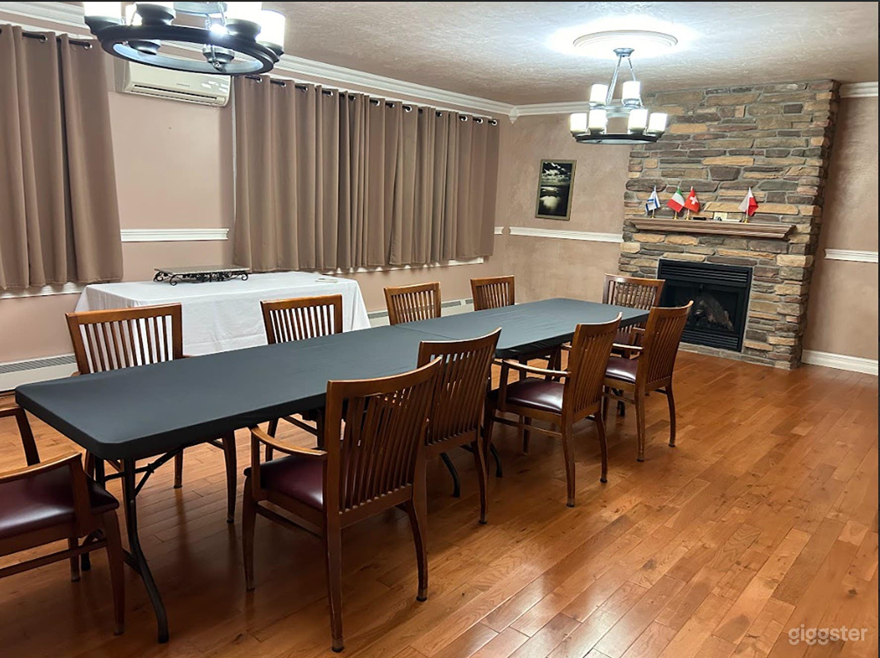 Versatile 10- 12 Seater Conference Room &amp; Event Space Photo 2