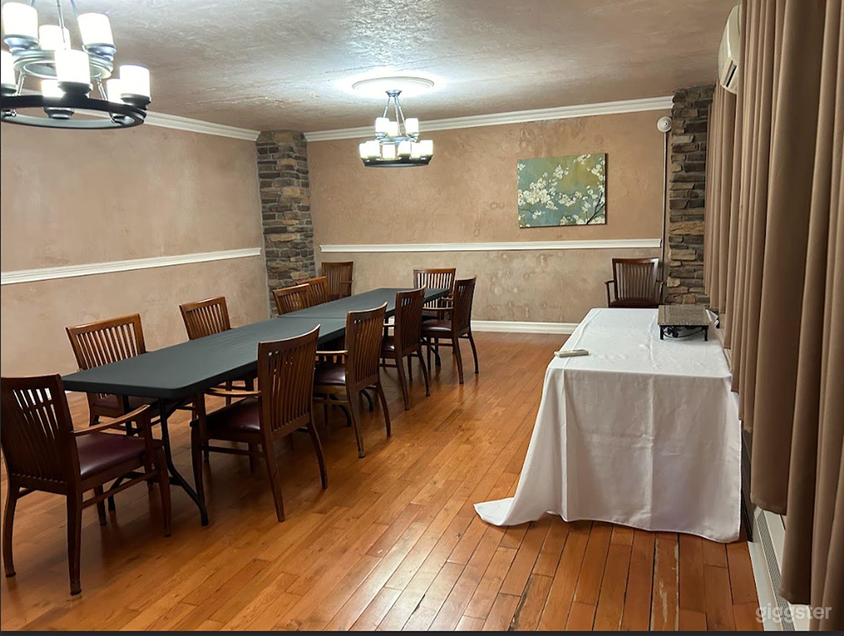 Versatile 10- 12 Seater Conference Room &amp; Event Space Photo 3