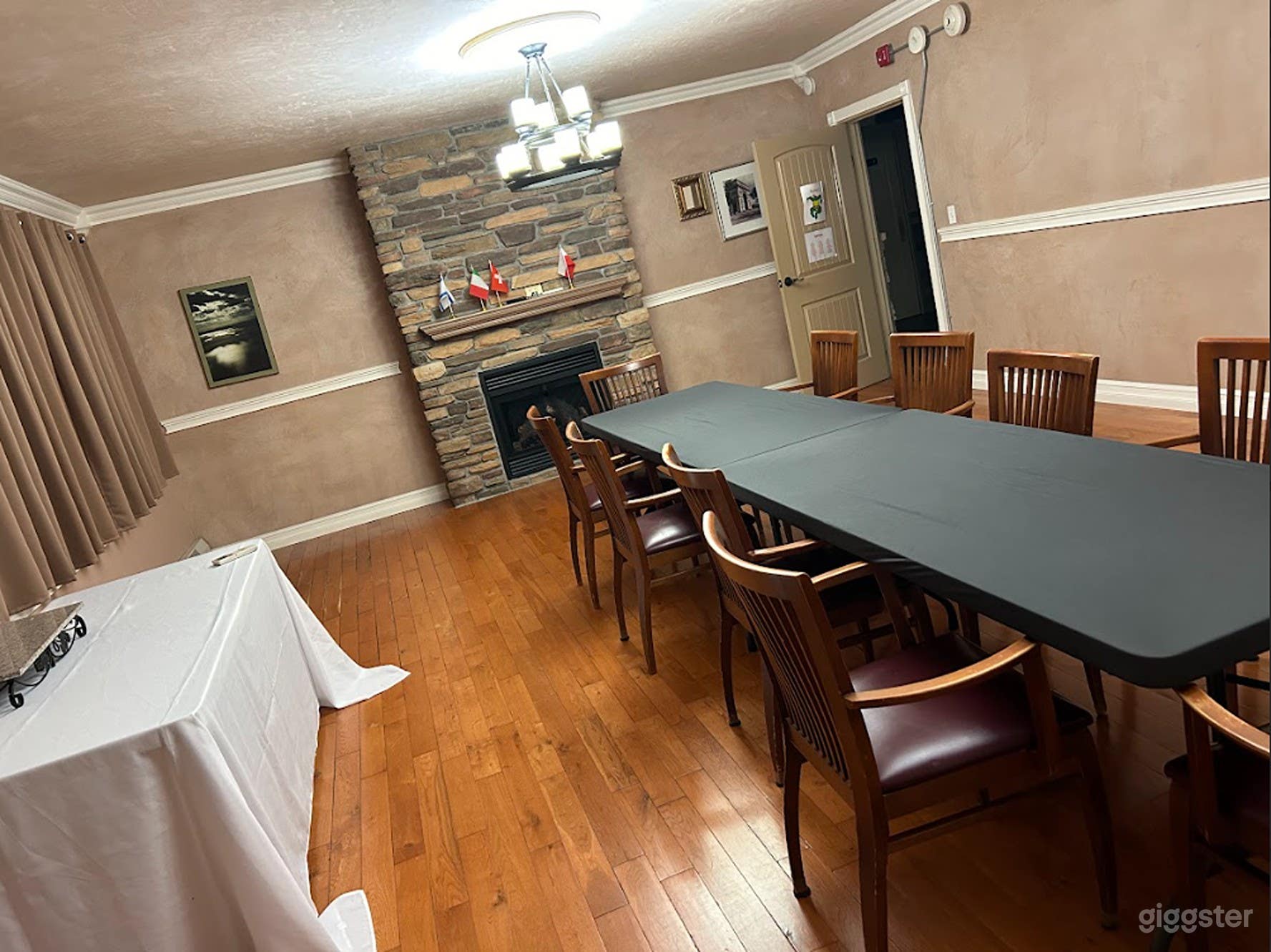 Versatile 10- 12 Seater Conference Room &amp; Event Space Photo 1