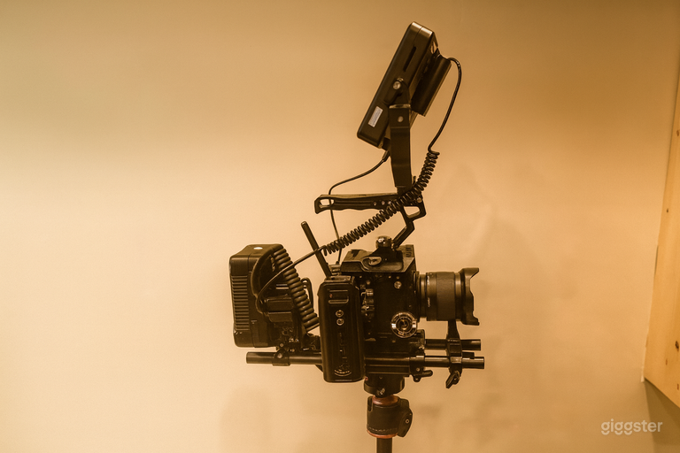  Tech

This camera setup looks high-tech, but it’s actually just a well-organized system that makes shooting videos easier and more professional. I&#x27;ve simplified this for you on your shooting day to an app-based setup     