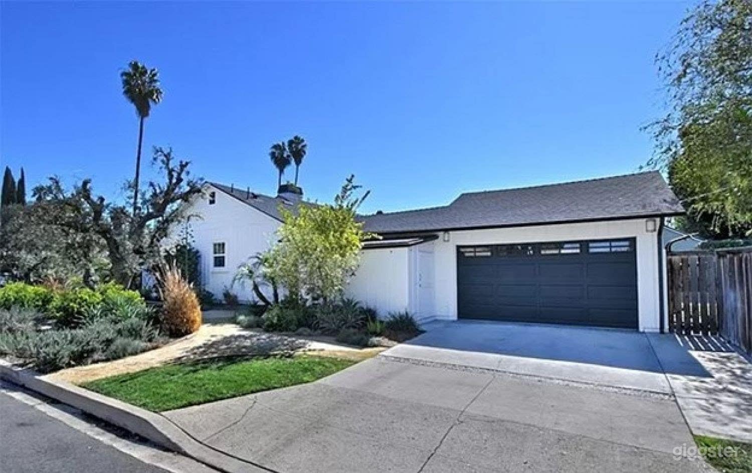 Resort-Like Designer Trousdale Home Photo 2