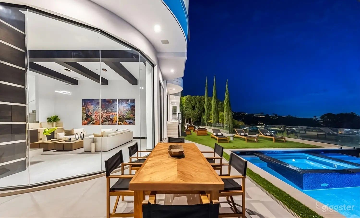 BEVERLY GEM INFINITY-EDGE POOL Photo 4