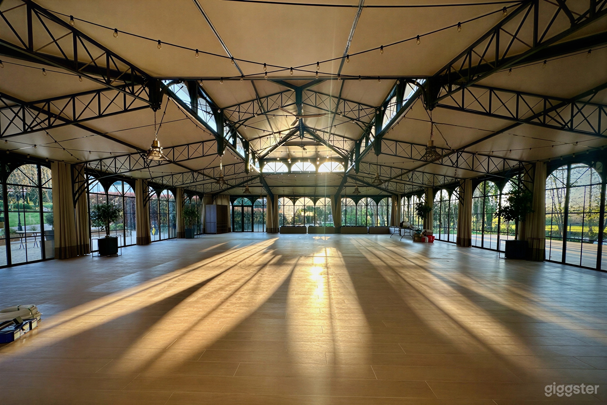 Photo de Château historique français & orangerie en verre près Paris 3