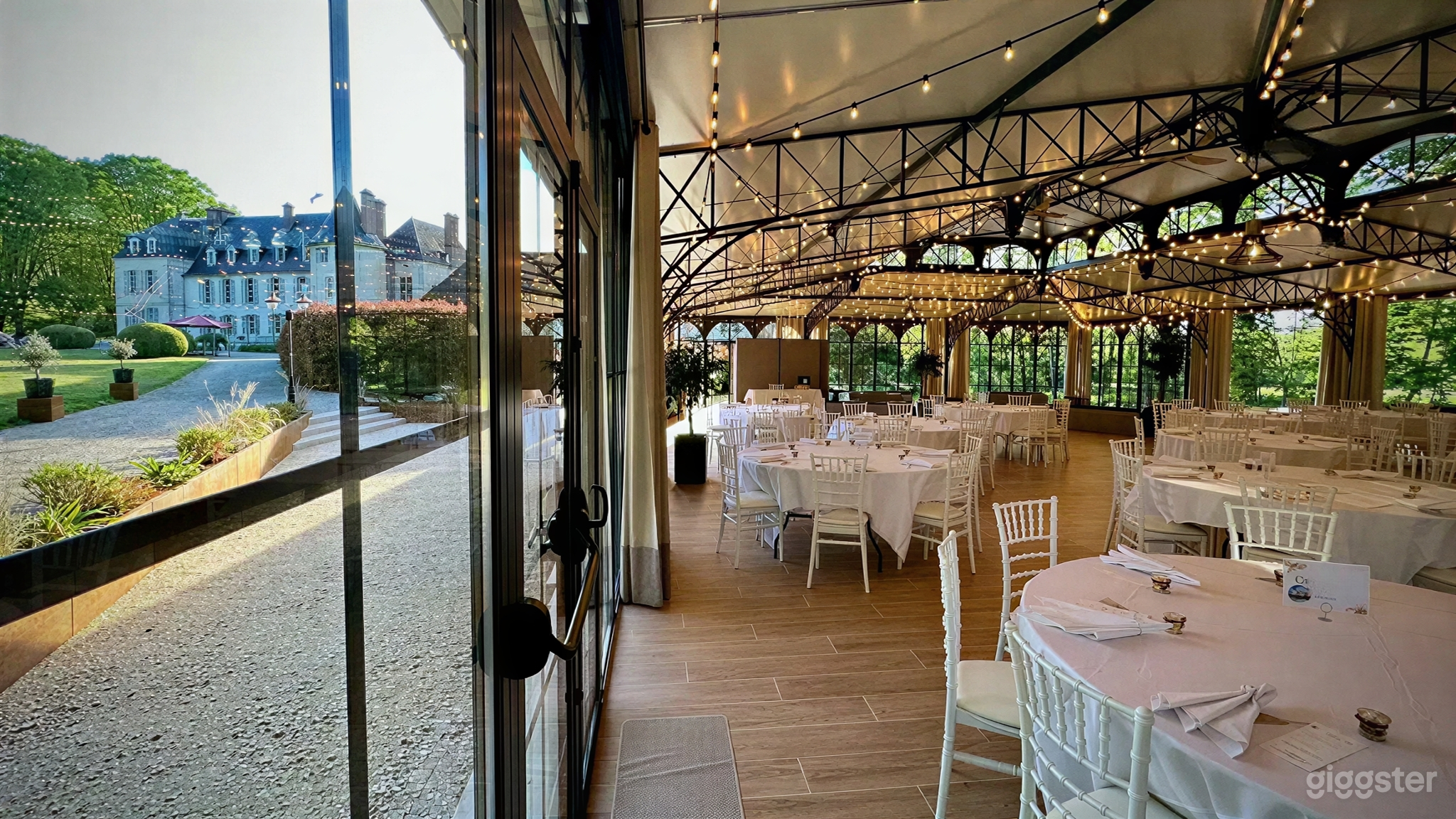 Photo de Château historique français & orangerie en verre près Paris 4