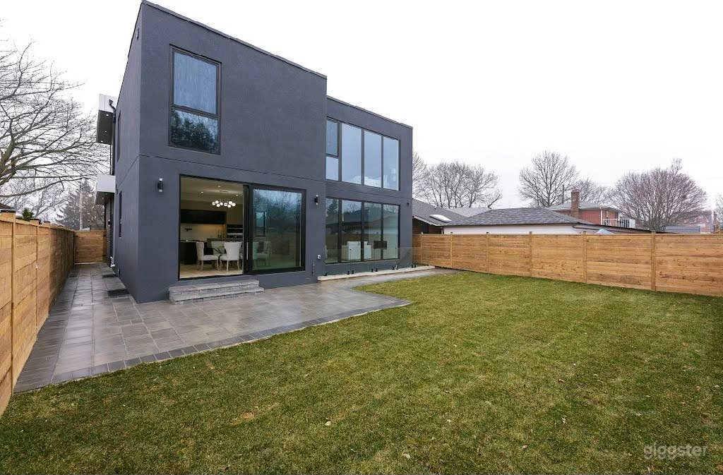 Bright Designer Home with Gym &amp; Media Lounge Photo 3