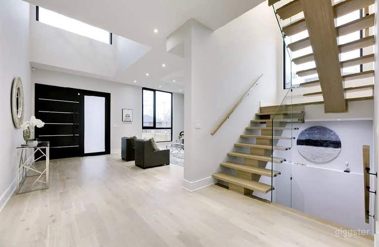  Bright Designer Home with Gym & Media Lounge 