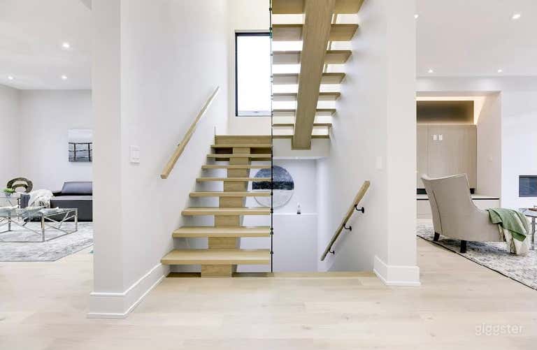  Bright Designer Home with Gym & Media Lounge 