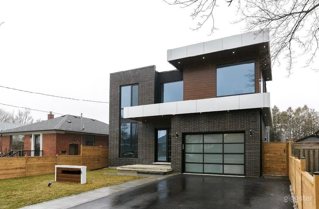 Bright Designer Home with Gym &amp; Media Lounge Photo 1