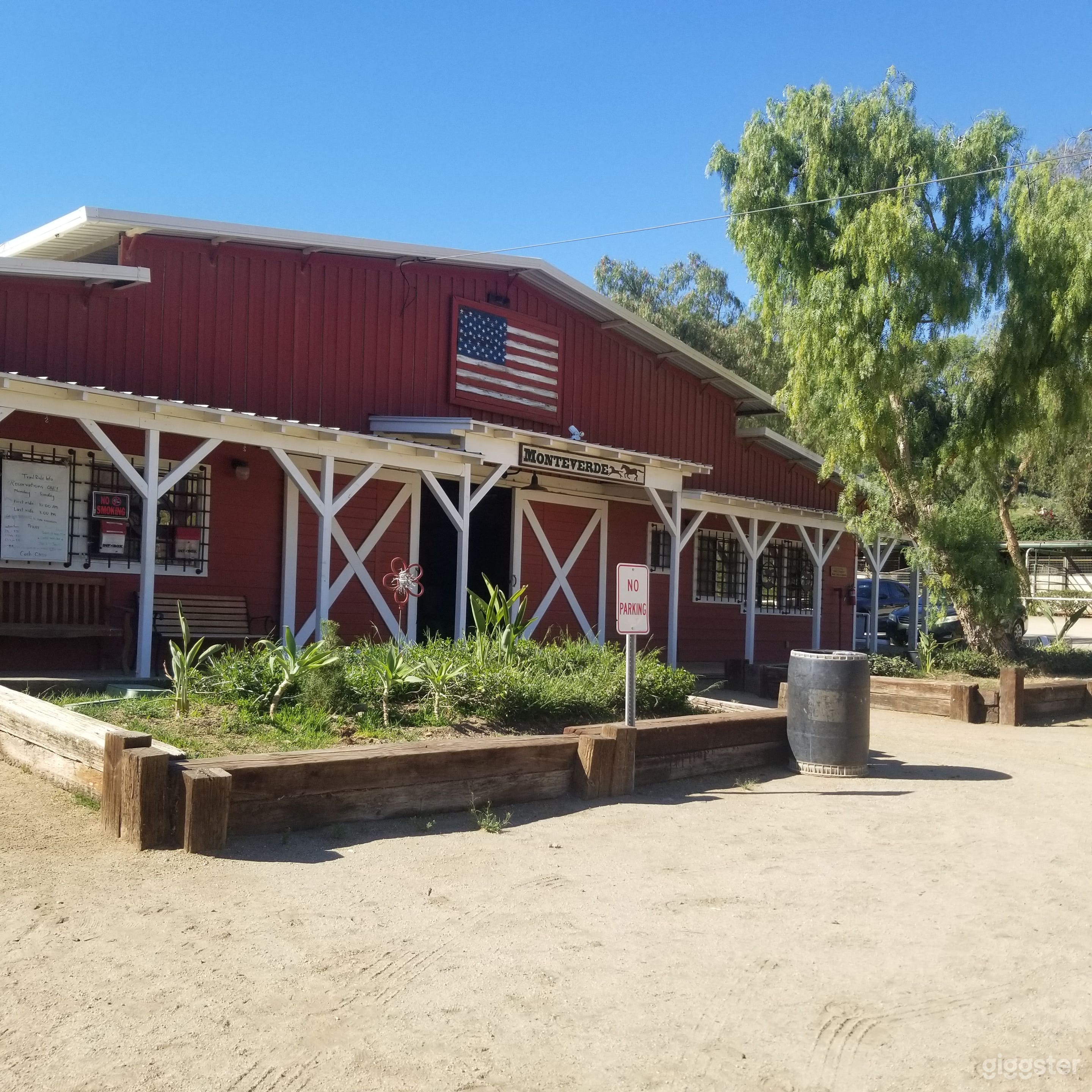 Red Barn Western Stables Saloon Cottages Tunnel Photo 2