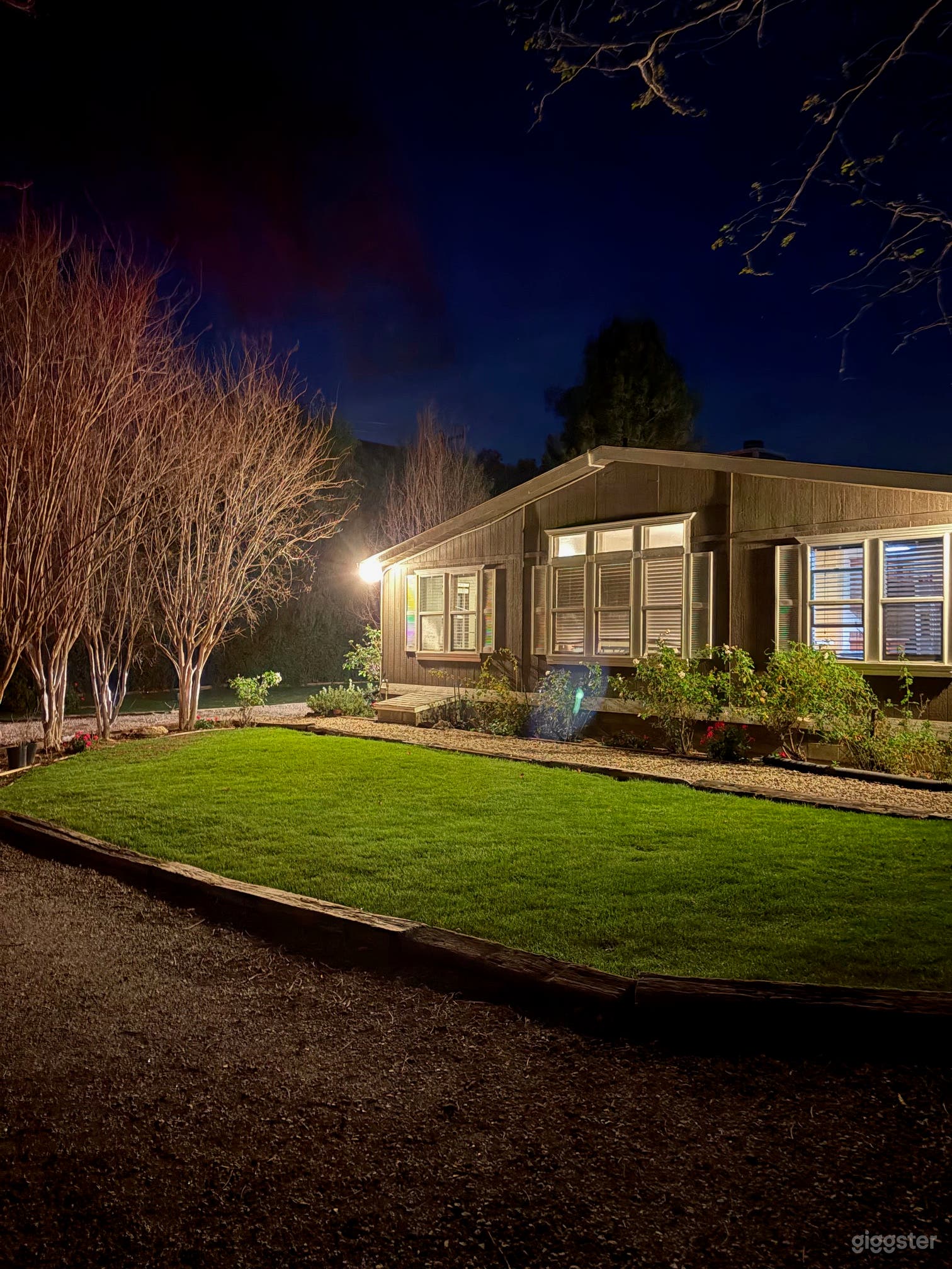 Lush setting, huge private yard - and VACANT Photo 1