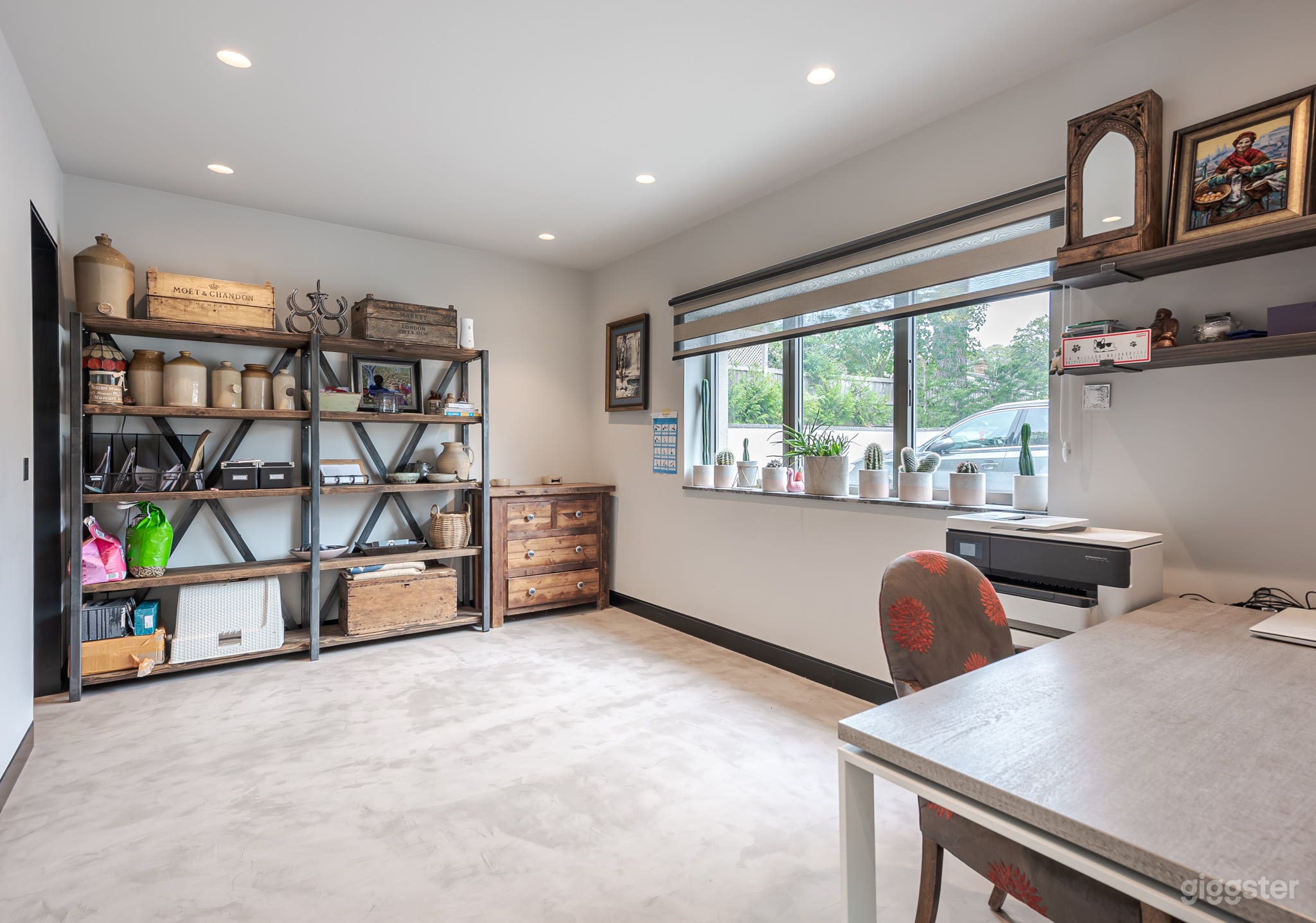 Modern Home with Polished Concrete Flooring Photo 4