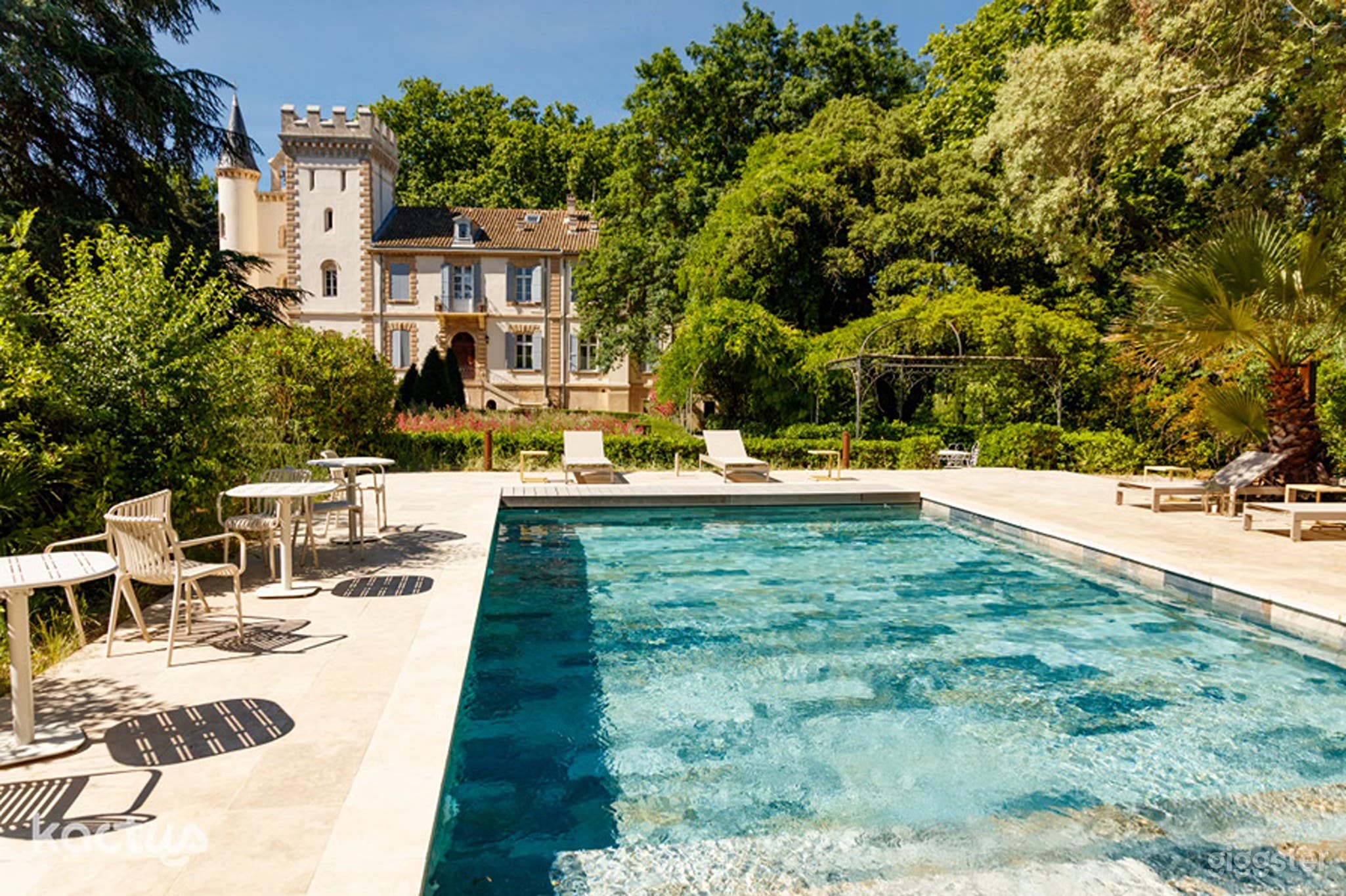 Photo de Espace Piscine de Luxe au Cœur d'un Domaine Historique 2