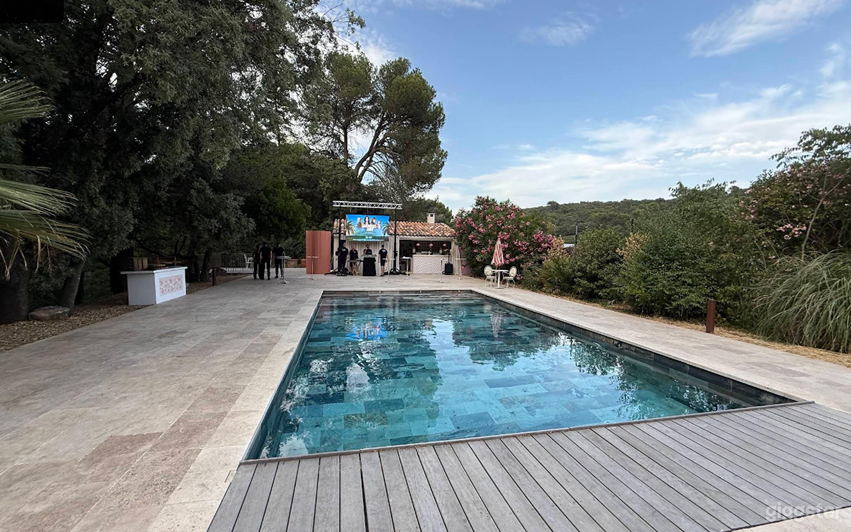 Photo de Espace Piscine de Luxe au Cœur d'un Domaine Historique 3