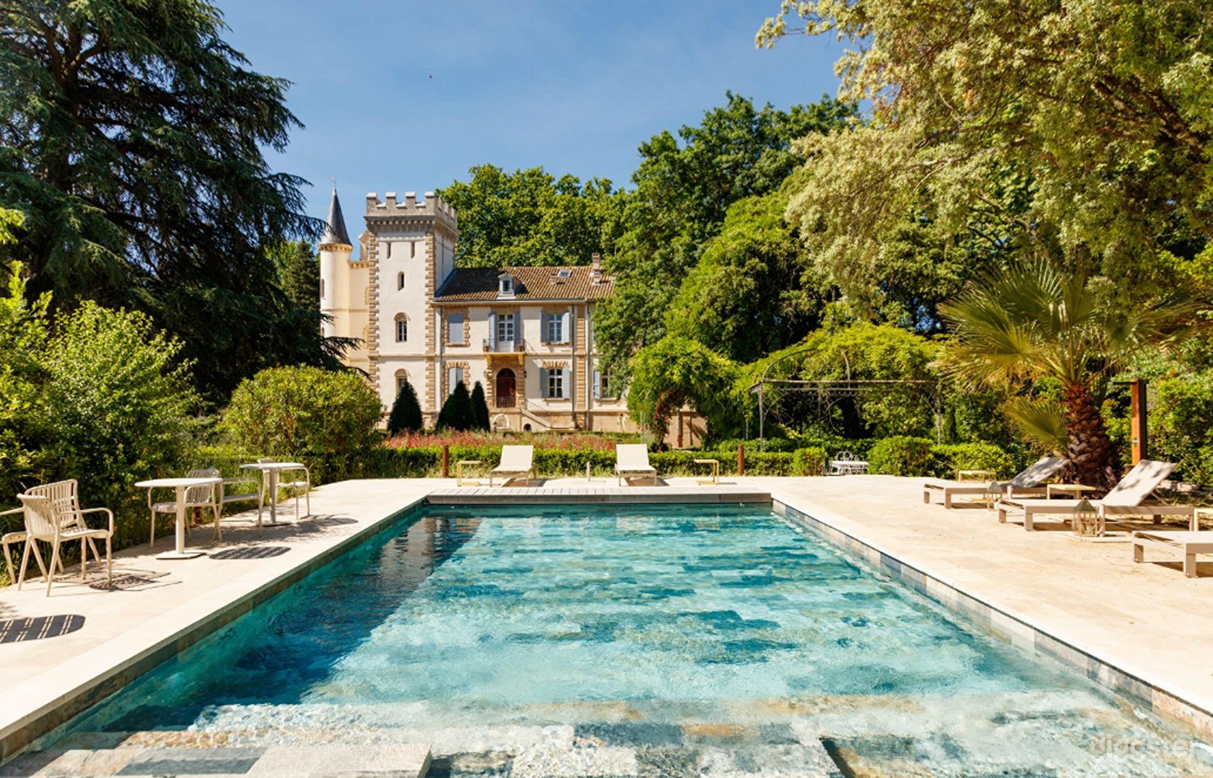 Photo de Espace Piscine de Luxe au Cœur d'un Domaine Historique 1