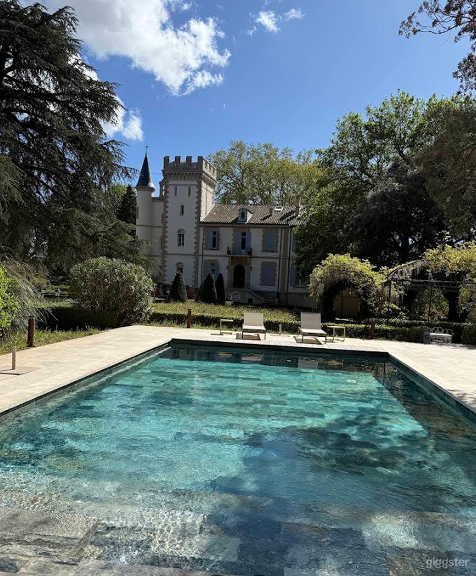 Photo de Espace Piscine de Luxe au Cœur d'un Domaine Historique 4