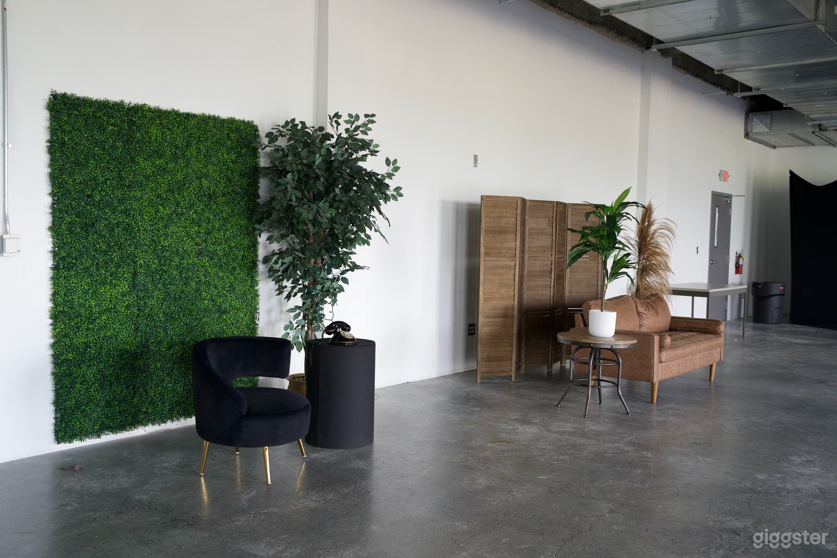 Spacious Photo/Video Studio with Natural Lighting Photo 1