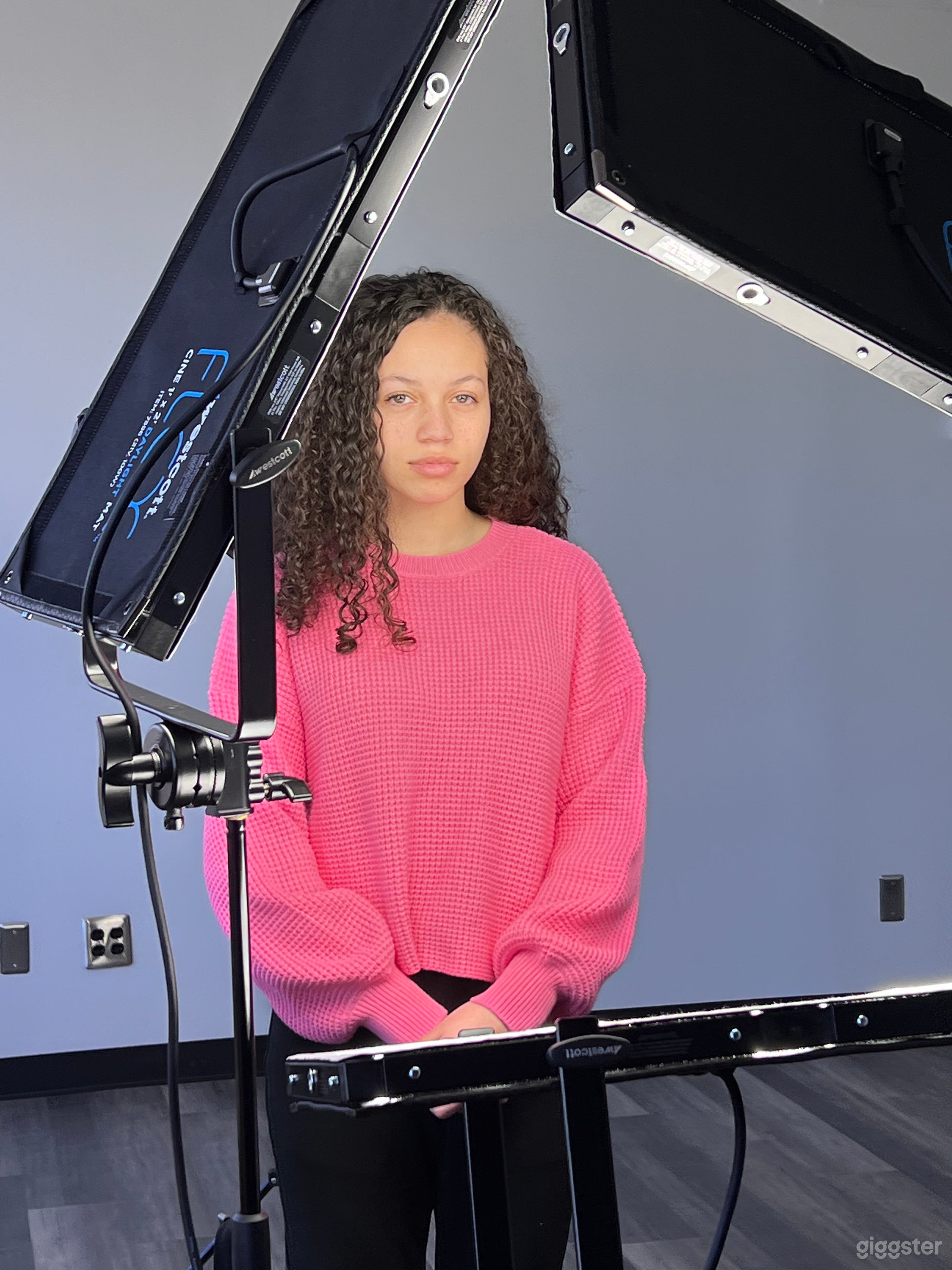 Spacious Photo/Video Studio with Natural Lighting Photo 3