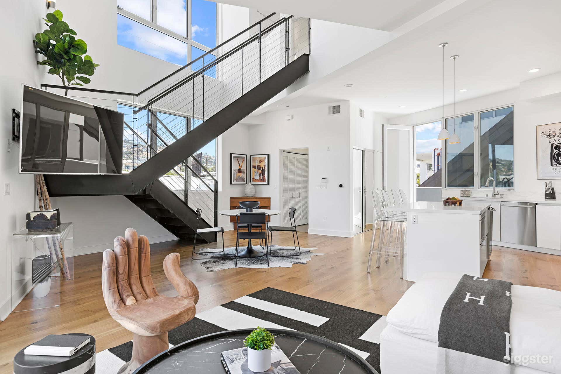 Luxury Sundrenched Penthouse Loft at Melrose Place Photo 1