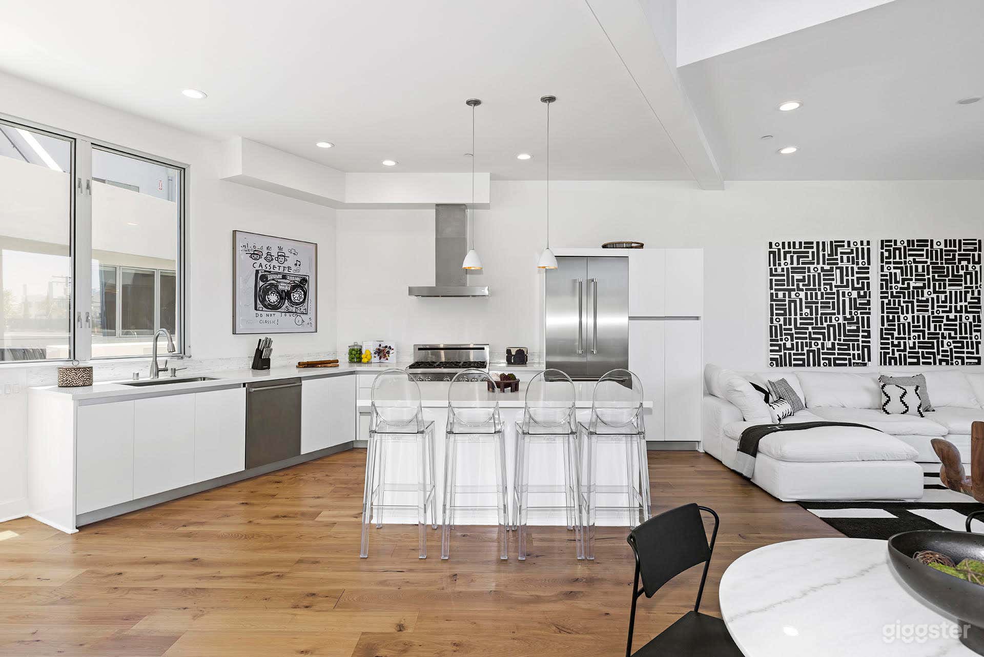 Luxury Sundrenched Penthouse Loft at Melrose Place Photo 2