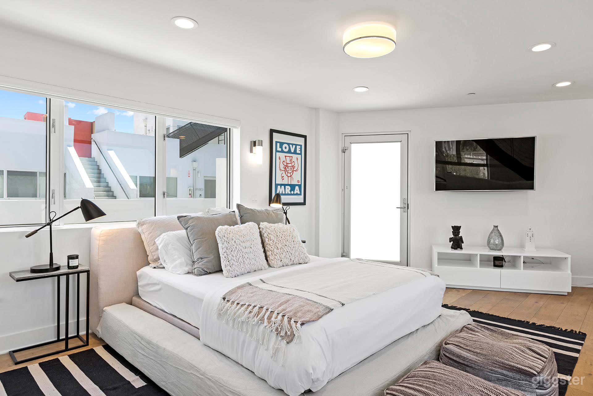 Luxury Sundrenched Penthouse Loft at Melrose Place Photo 4