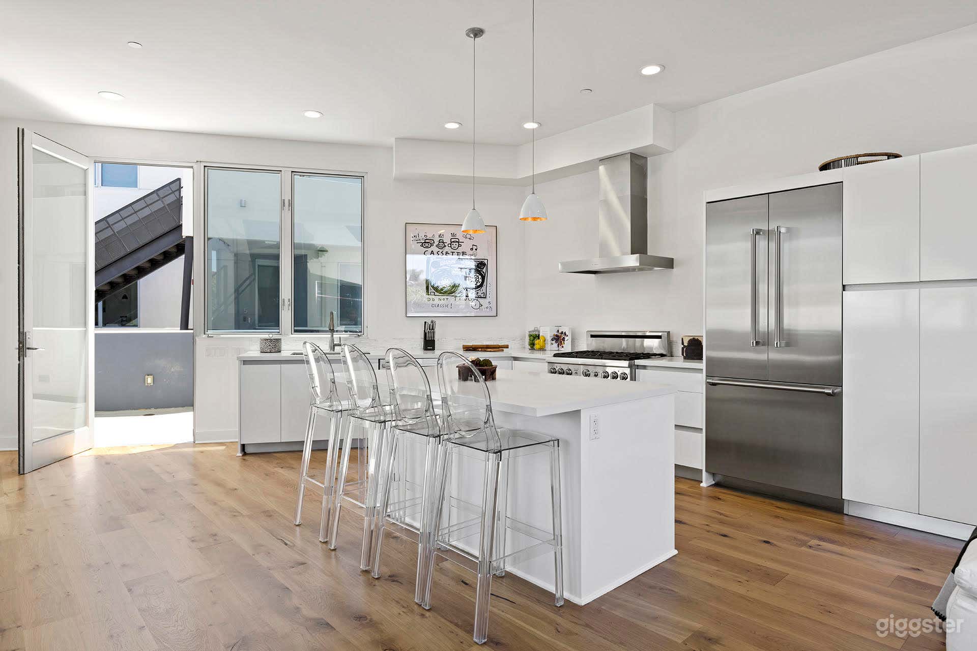 Luxury Sundrenched Penthouse Loft at Melrose Place Photo 3