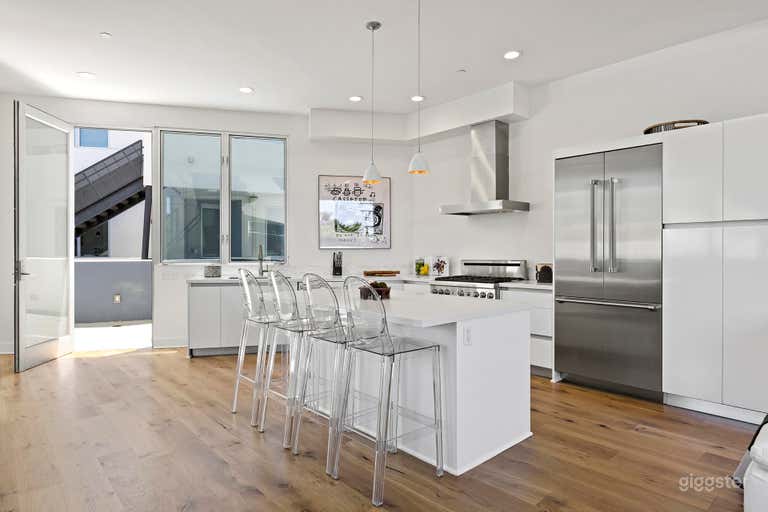  Luxury Sundrenched Penthouse Loft at Melrose Place 