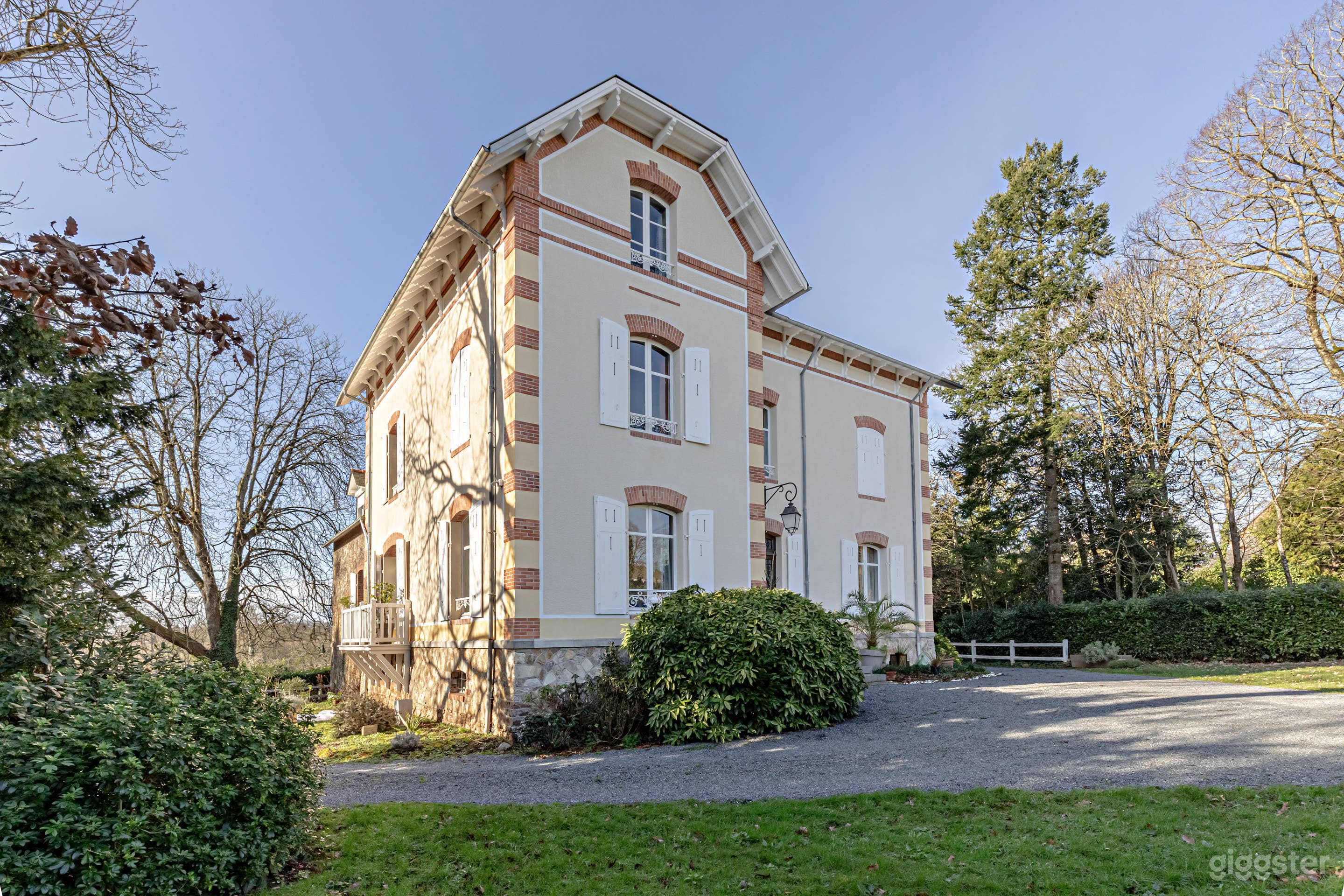 Photo de Élégante Propriété Sécurisée Avec Piscine 1