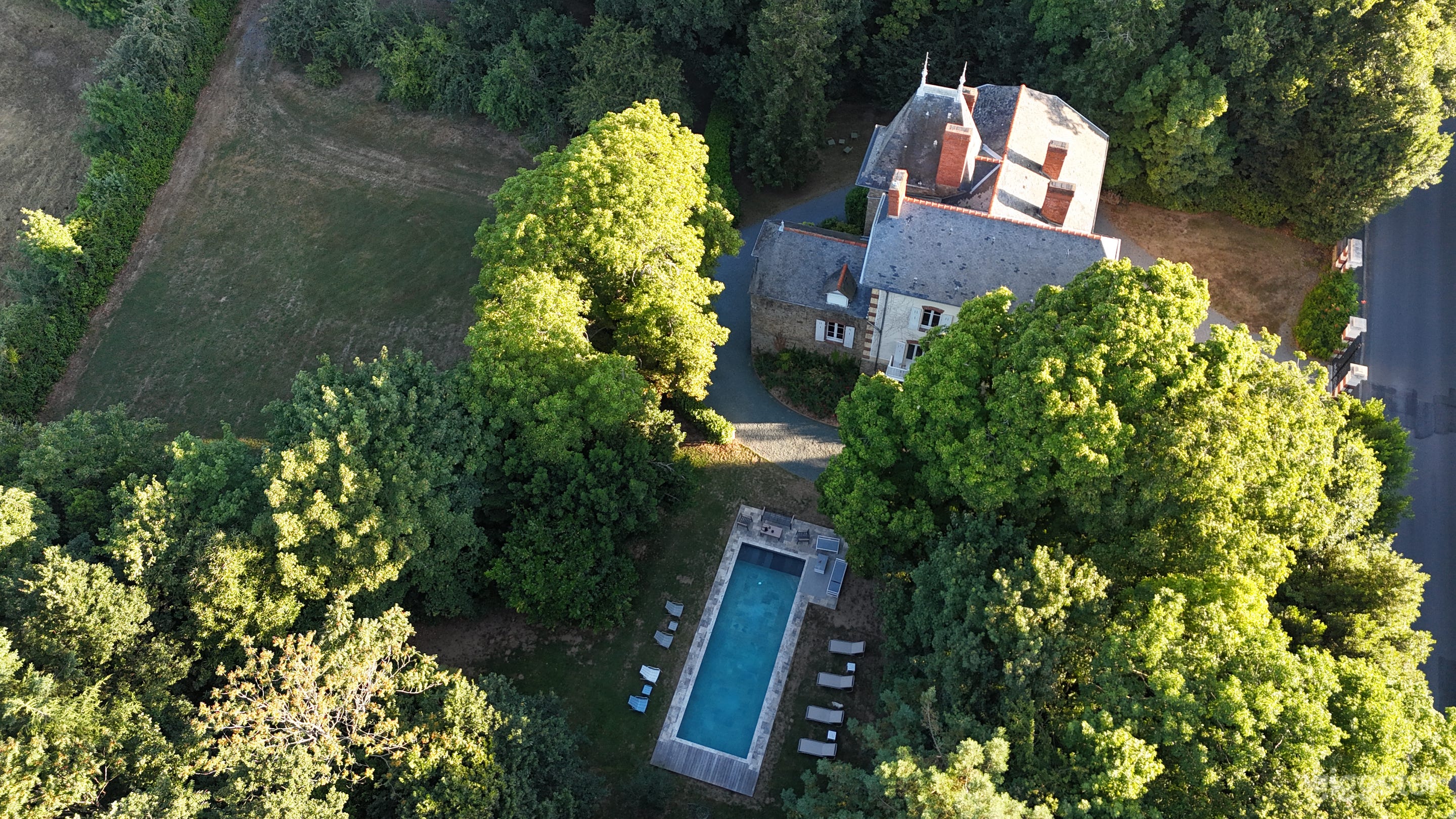 Photo de Élégante Propriété Sécurisée Avec Piscine 2