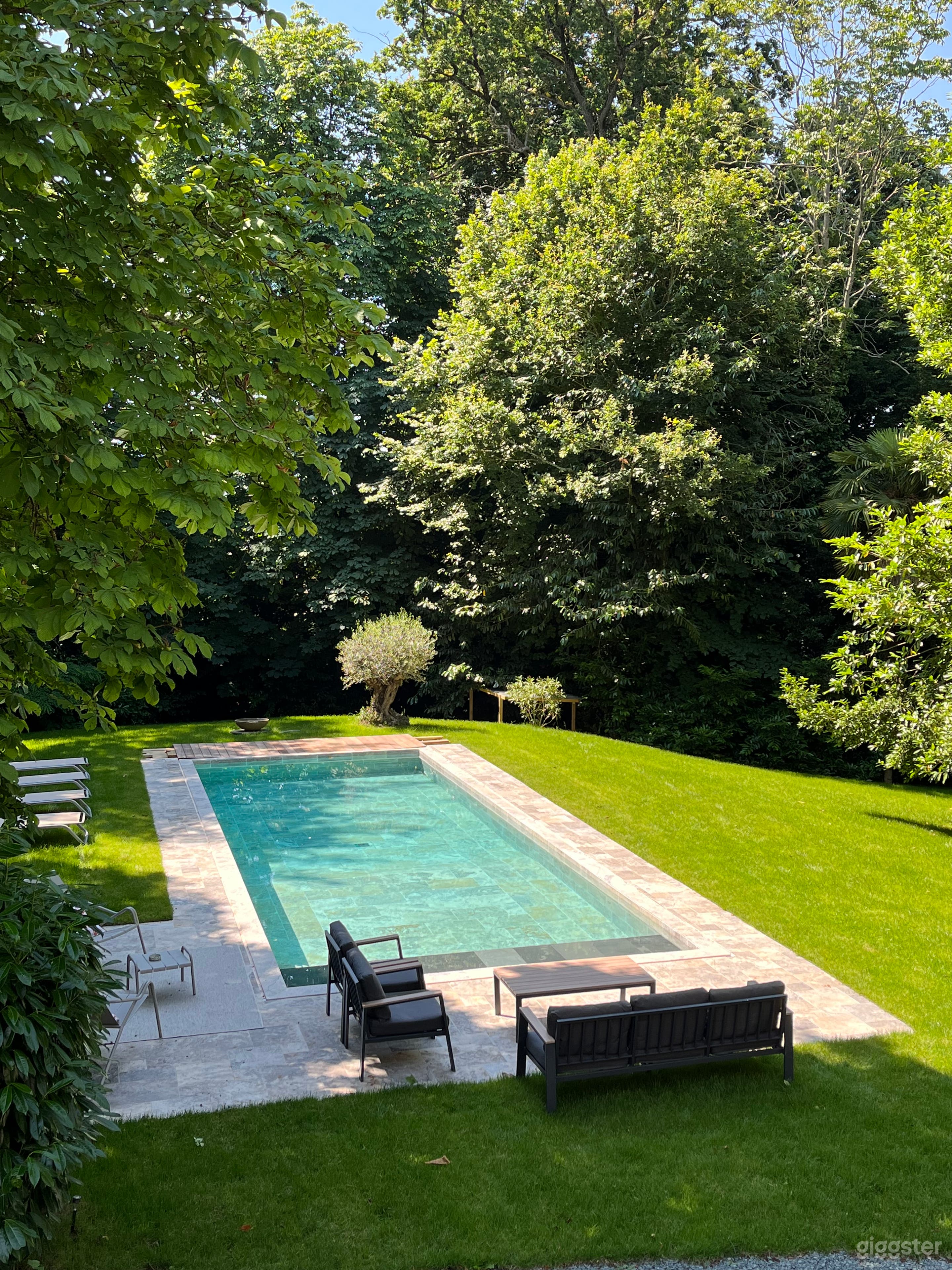 Photo de Élégante Propriété Sécurisée Avec Piscine 3