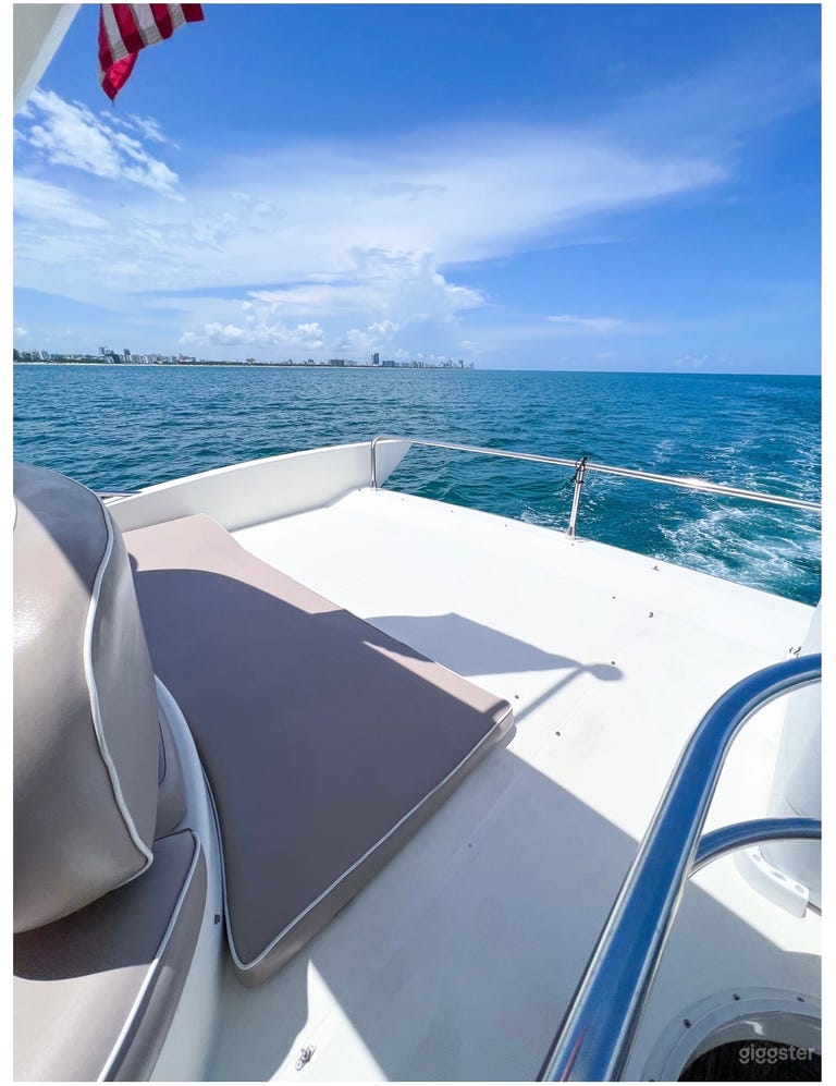  Rent a Luxury 52ft Yacht in the Heart of Miami ! 