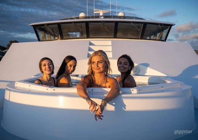 124 Ft Westport Super Luxury Yacht Photo 4