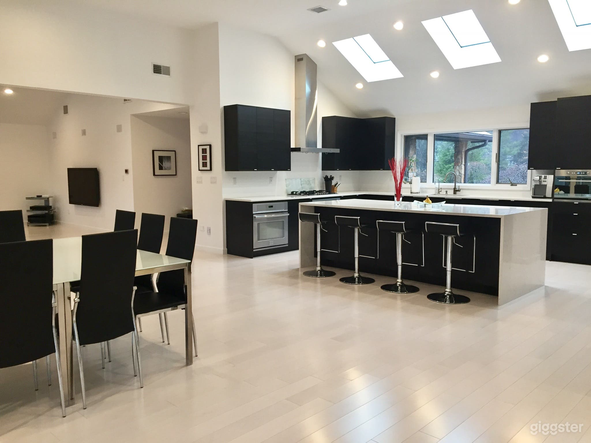 Modern, stylish, minimal home in Orangeburg, NY Photo 1