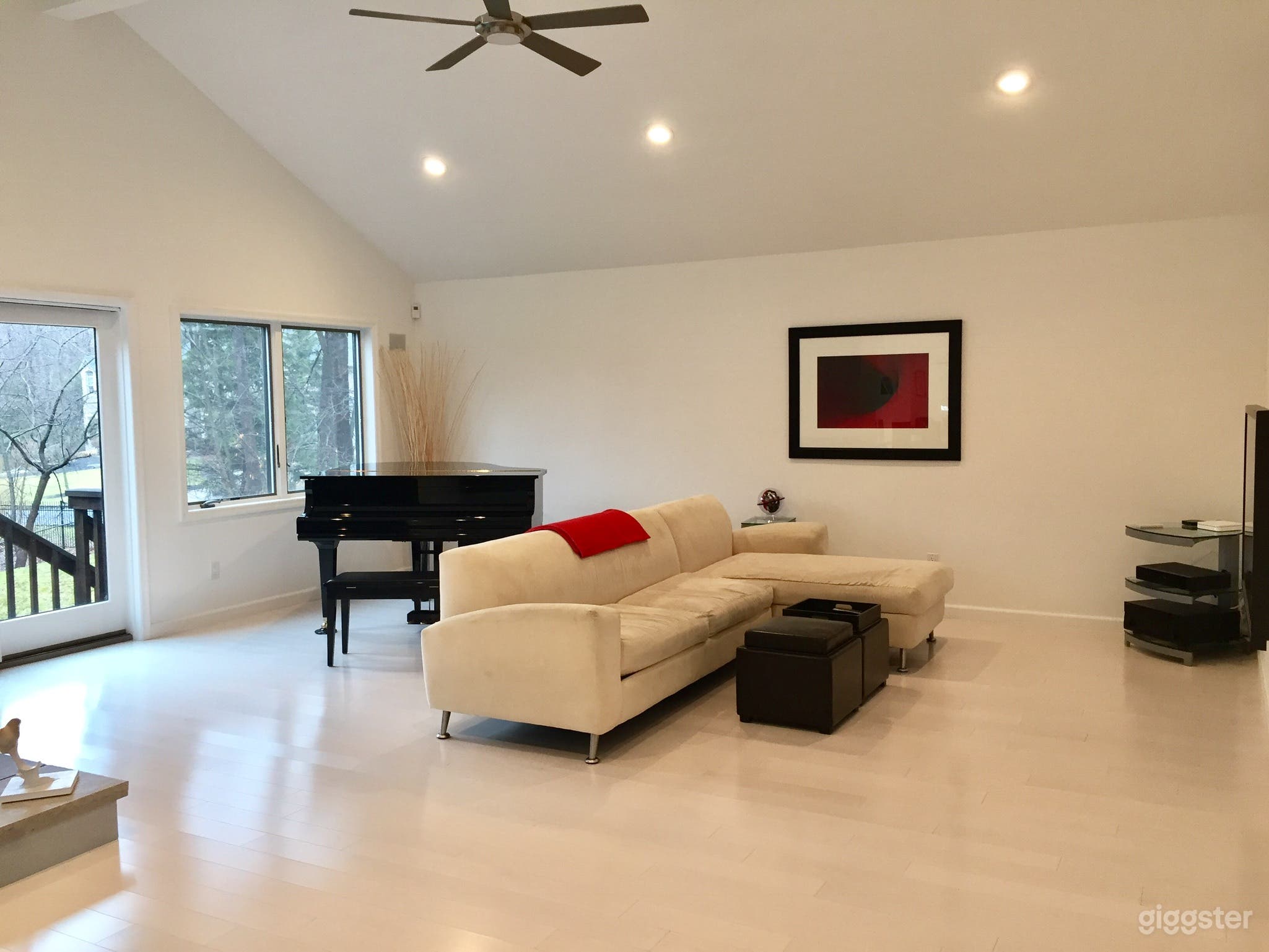 Modern, stylish, minimal home in Orangeburg, NY Photo 4