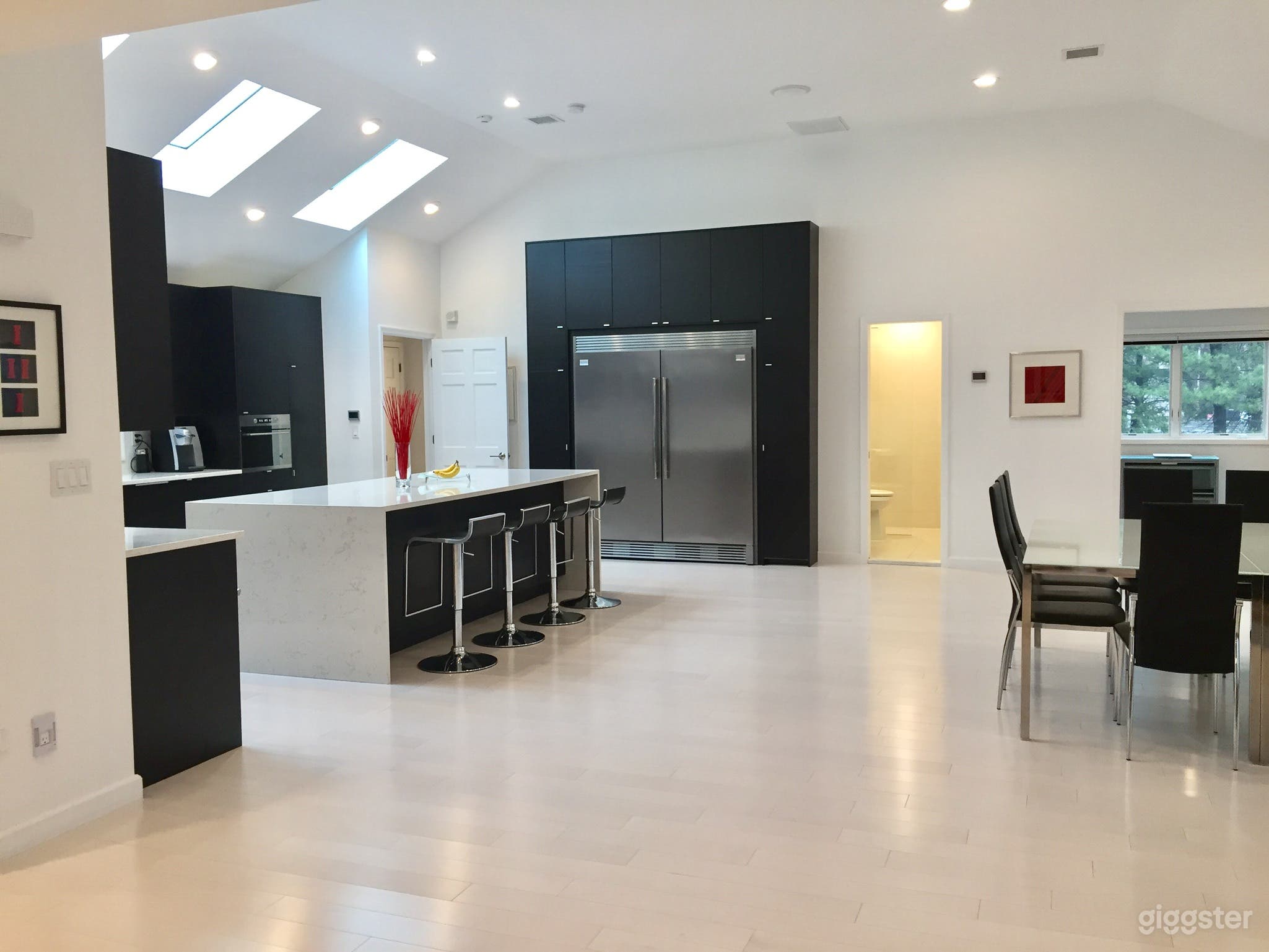 Modern, stylish, minimal home in Orangeburg, NY Photo 2