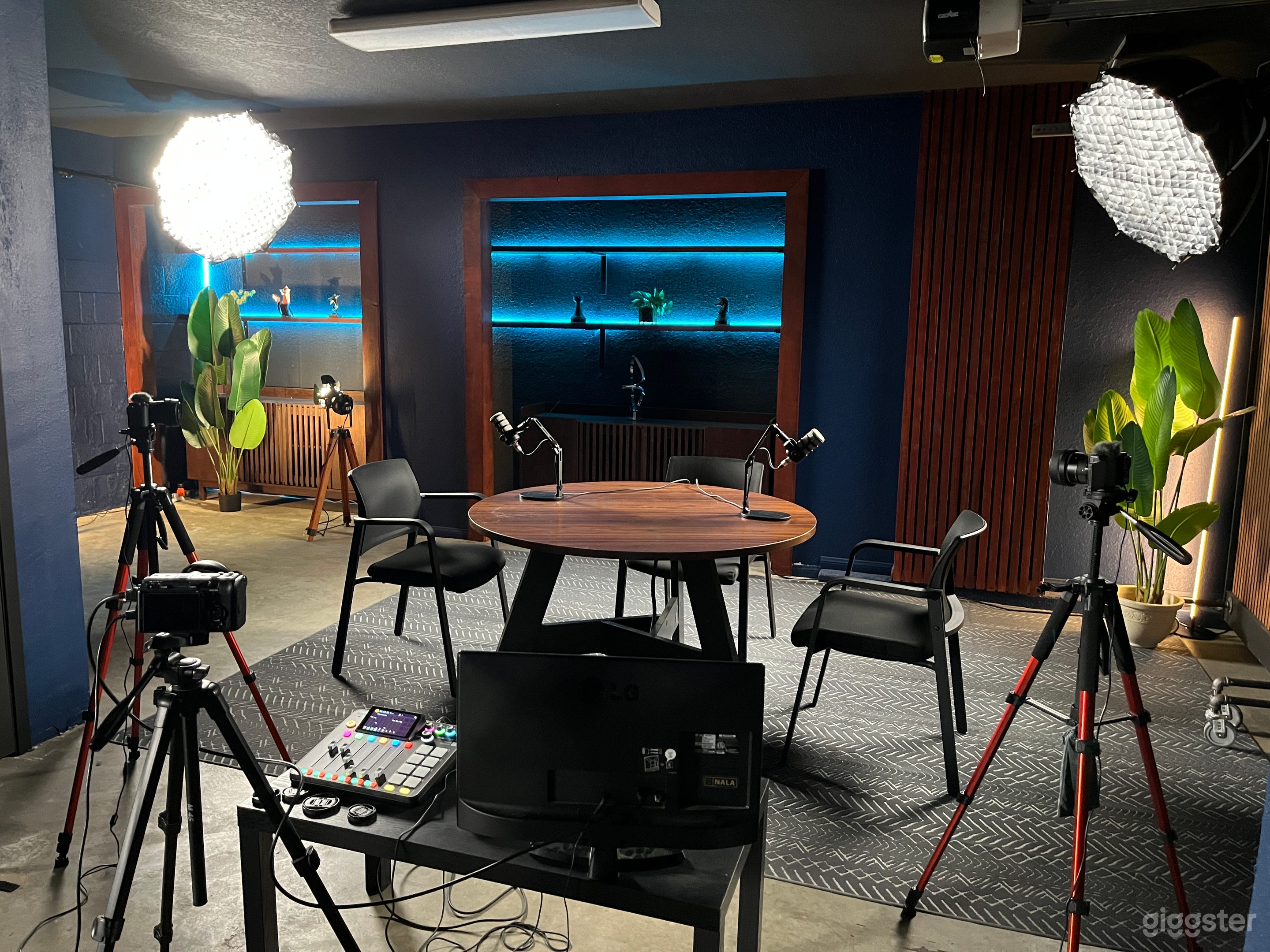 Premium Content &amp; Podcast Studio Photo 1