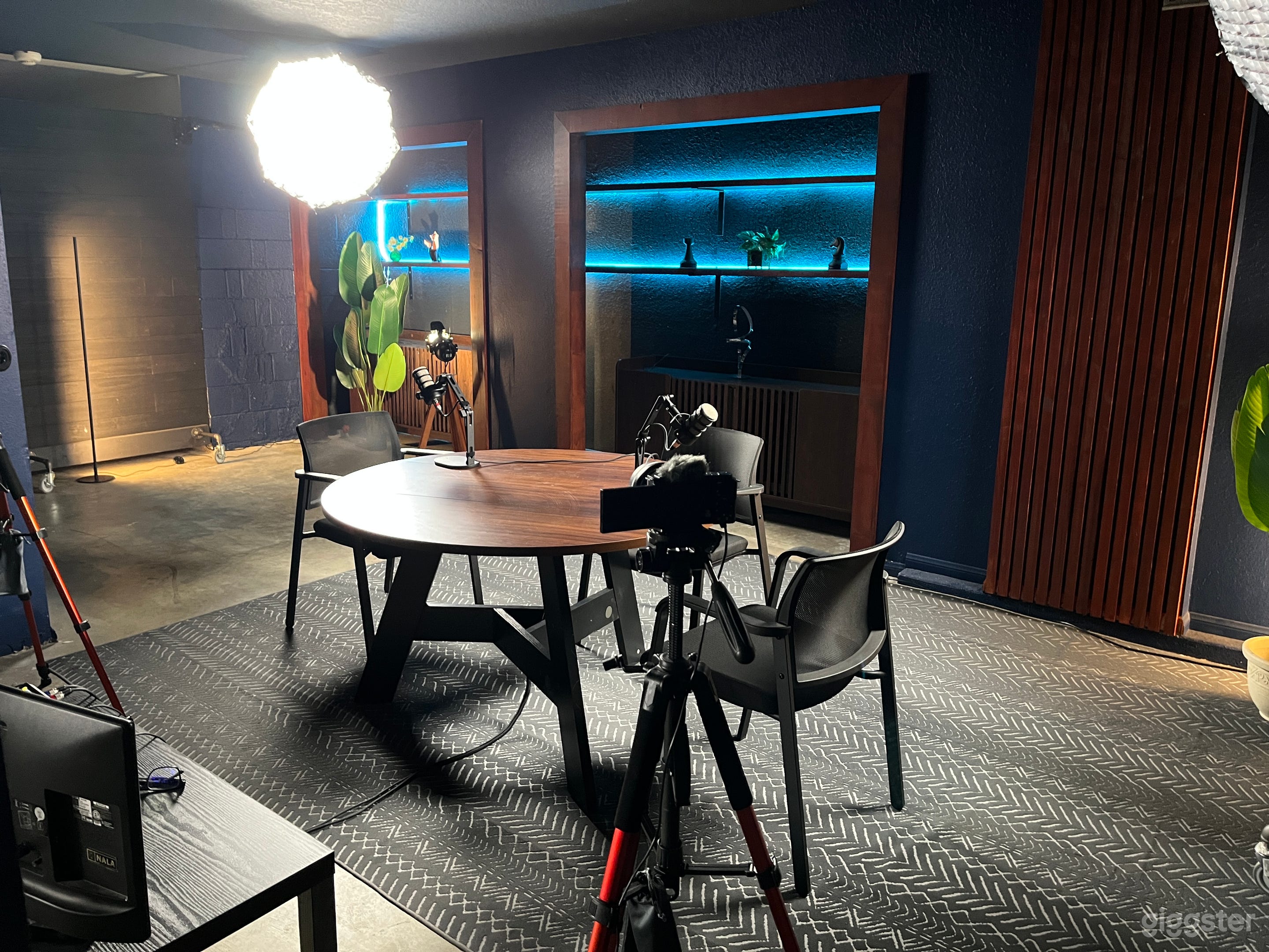 Premium Content &amp; Podcast Studio Photo 2